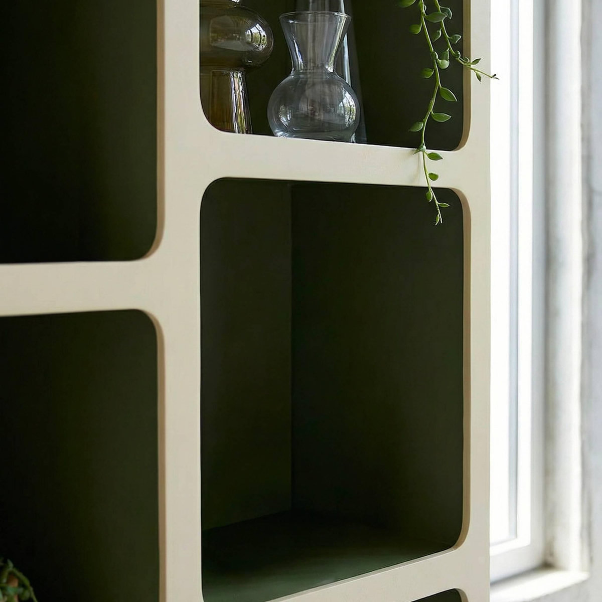 SWEEEK Etagère bibliothèque organique décor bois 8 compartiments kaki - Agatha