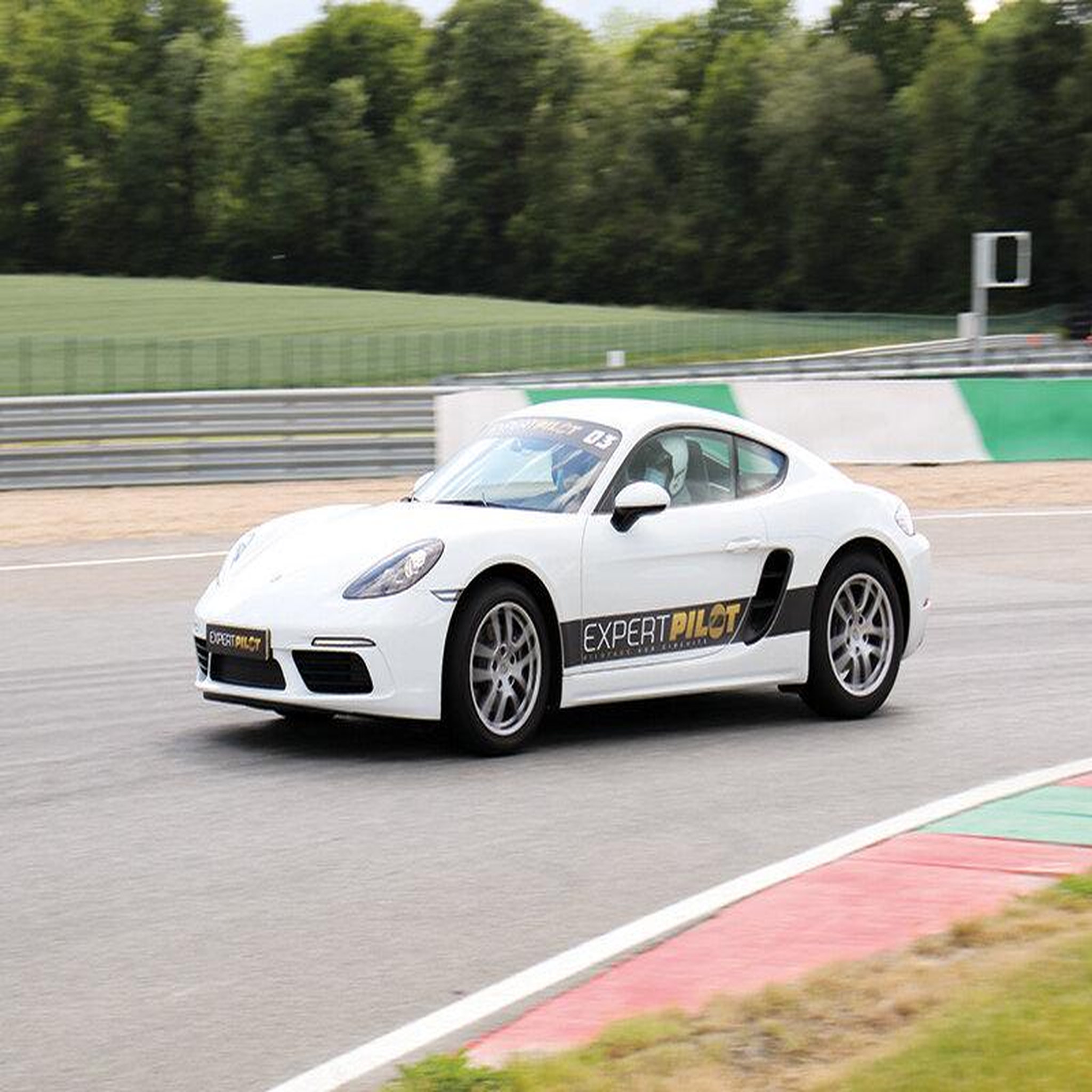 Voir la diapositive 4 : Smartbox Stage de pilotage : 4 tours sur le circuit de Dijon-Prenois au volant d'une Porsche Cayman - Coffret Cadeau Sport & Aventure