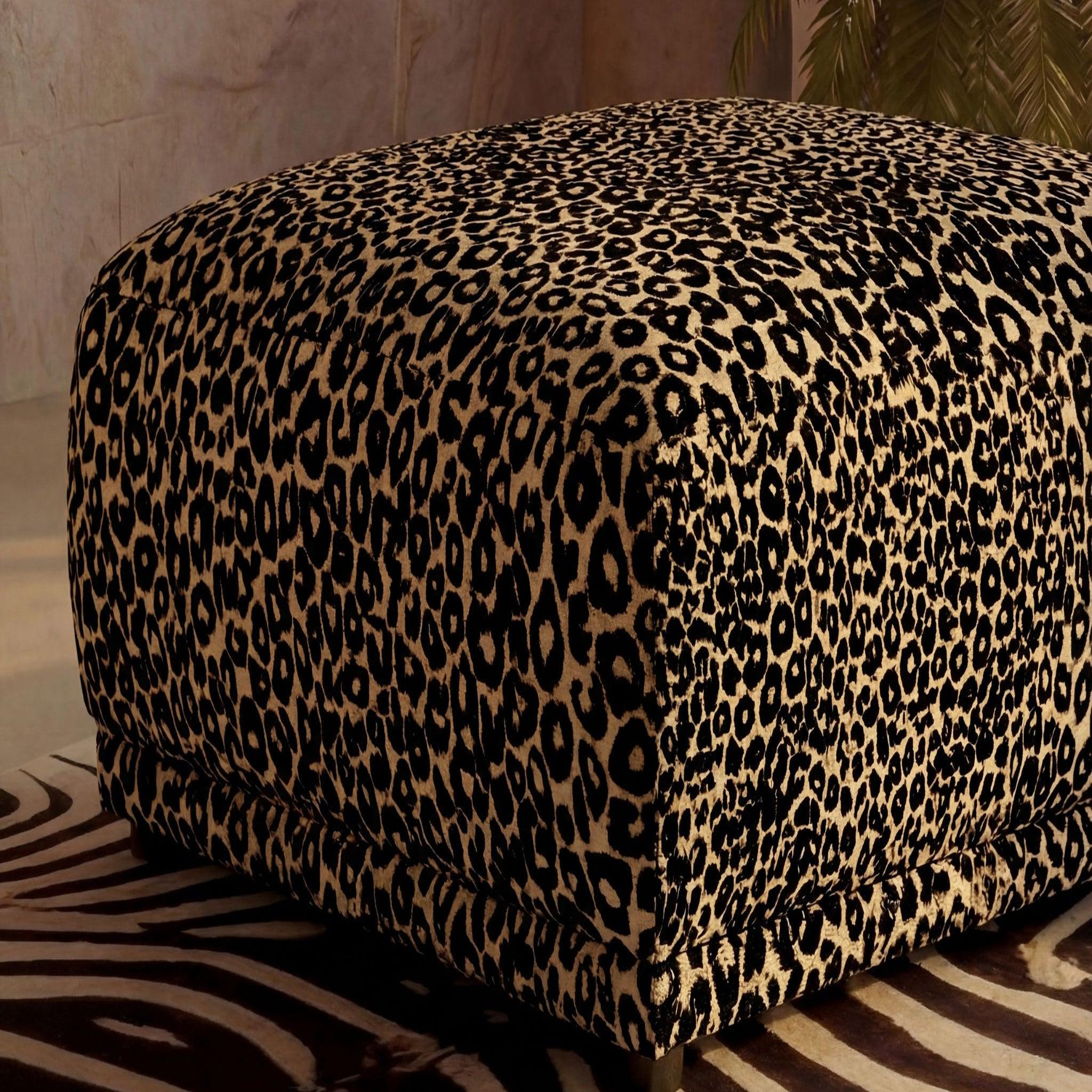 Voir la diapositive 6 : CASANOVA PARIS Rosalie - pouf en tissu imprimé animalier 102x83x46