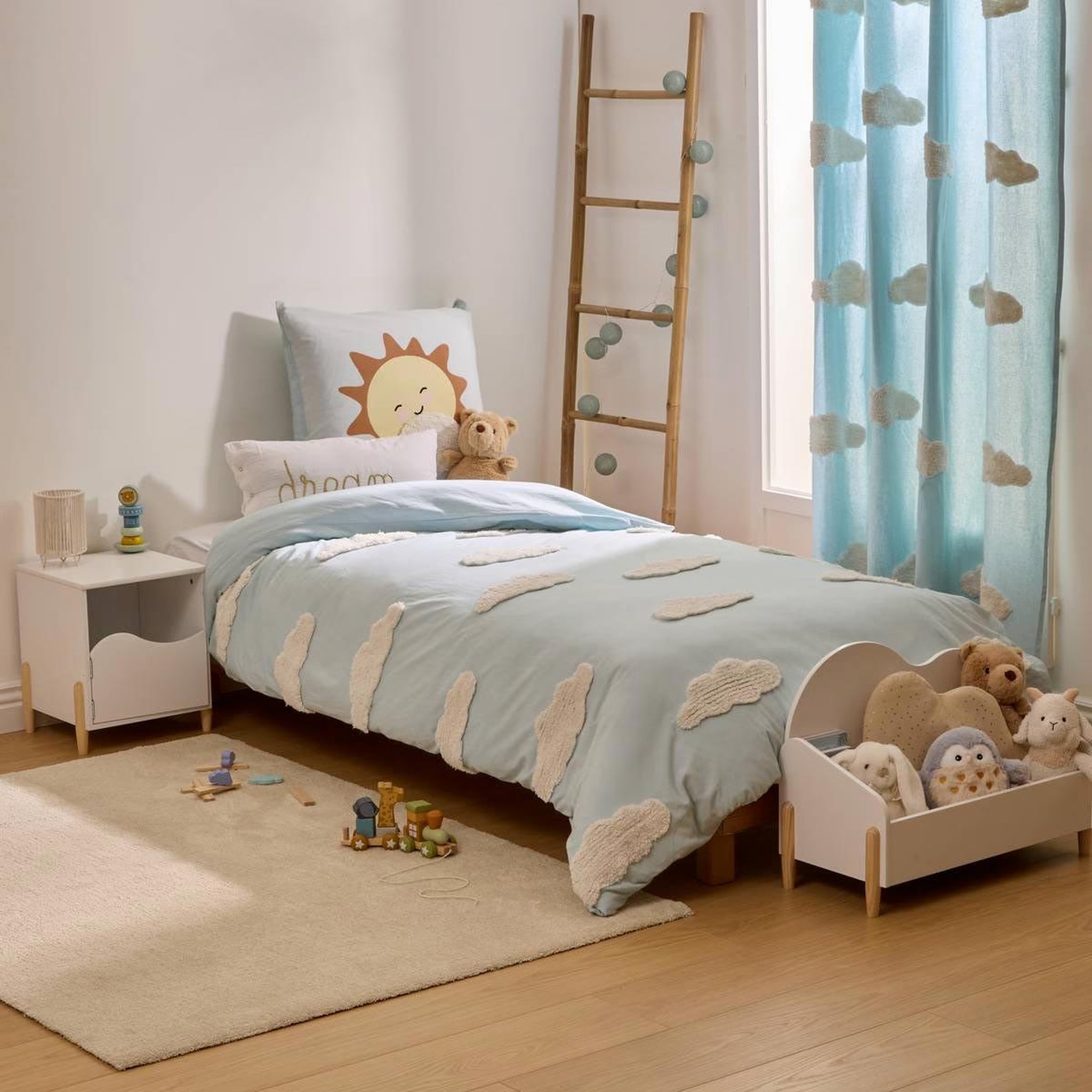 Voir la diapositive 4 : Atmosphera Kids Parure de lit tufté  nuages  140x200cm bleu clair