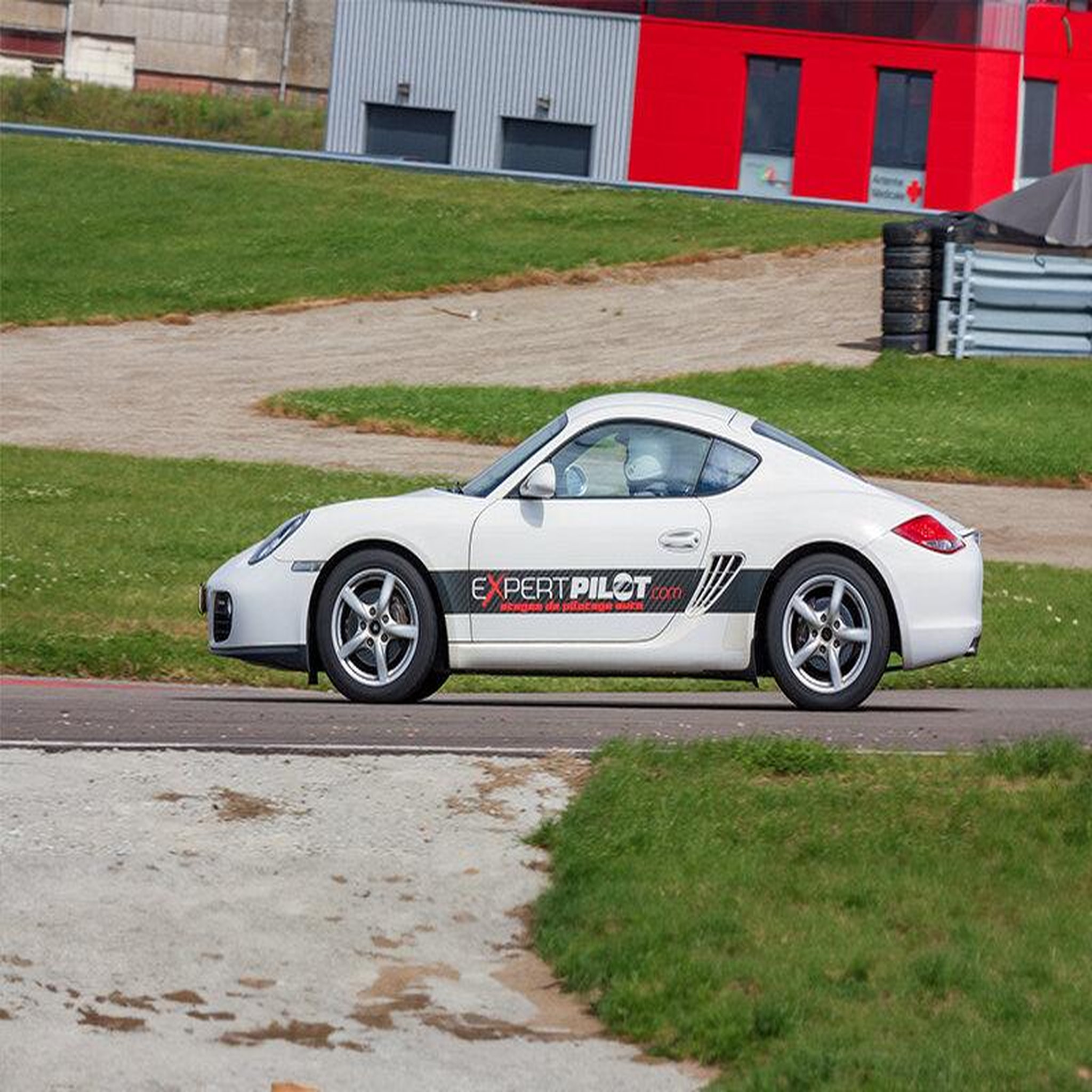 Voir la diapositive 4 : Smartbox Stage de pilotage : 3 tours sur le circuit Geoparc Saint-Dié-Des-Vosges en Porsche Cayman - Coffret Cadeau Sport & Aventure