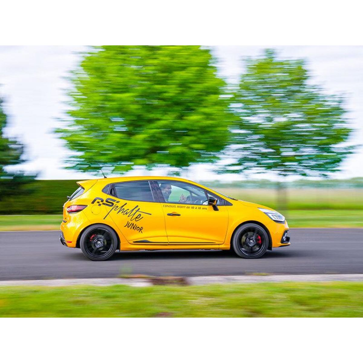 Smartbox Pilotage pour 1 enfant : 2 tours en Clio RS et 2 tours en Lamborghini Gallardo - Coffret Cadeau Sport & Aventure