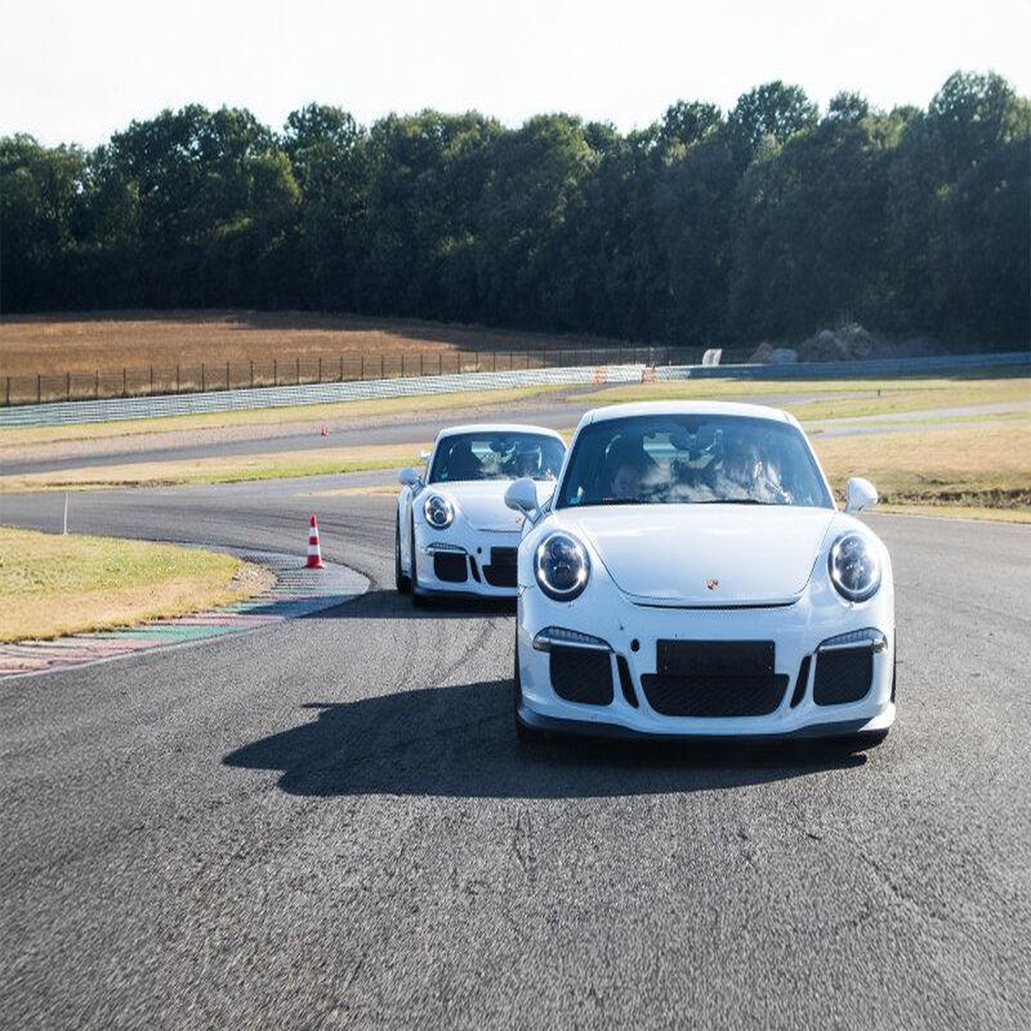 Voir la diapositive 4 : Smartbox Stage de pilotage : 5 à 6 tours de circuit au volant d'une Porsche 991 GT3 ou Porsche Cayman - Coffret Cadeau Sport & Aventure