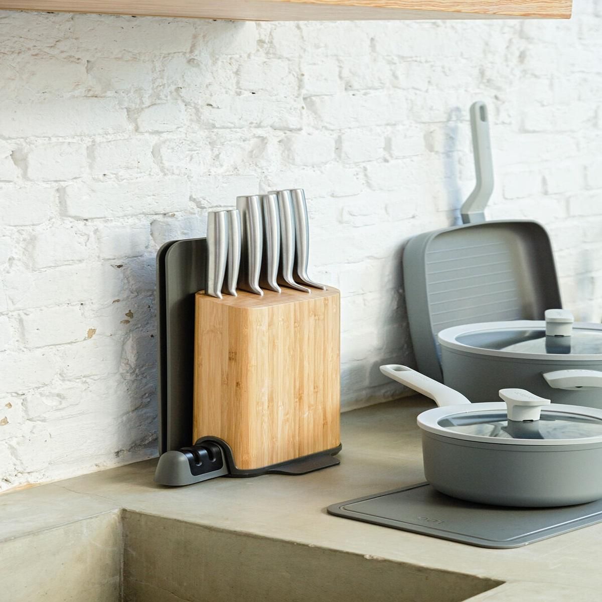 Berghoff Bloc de 6 couteaux + 3 planches à découper + aiguiseur intégré - 3950370