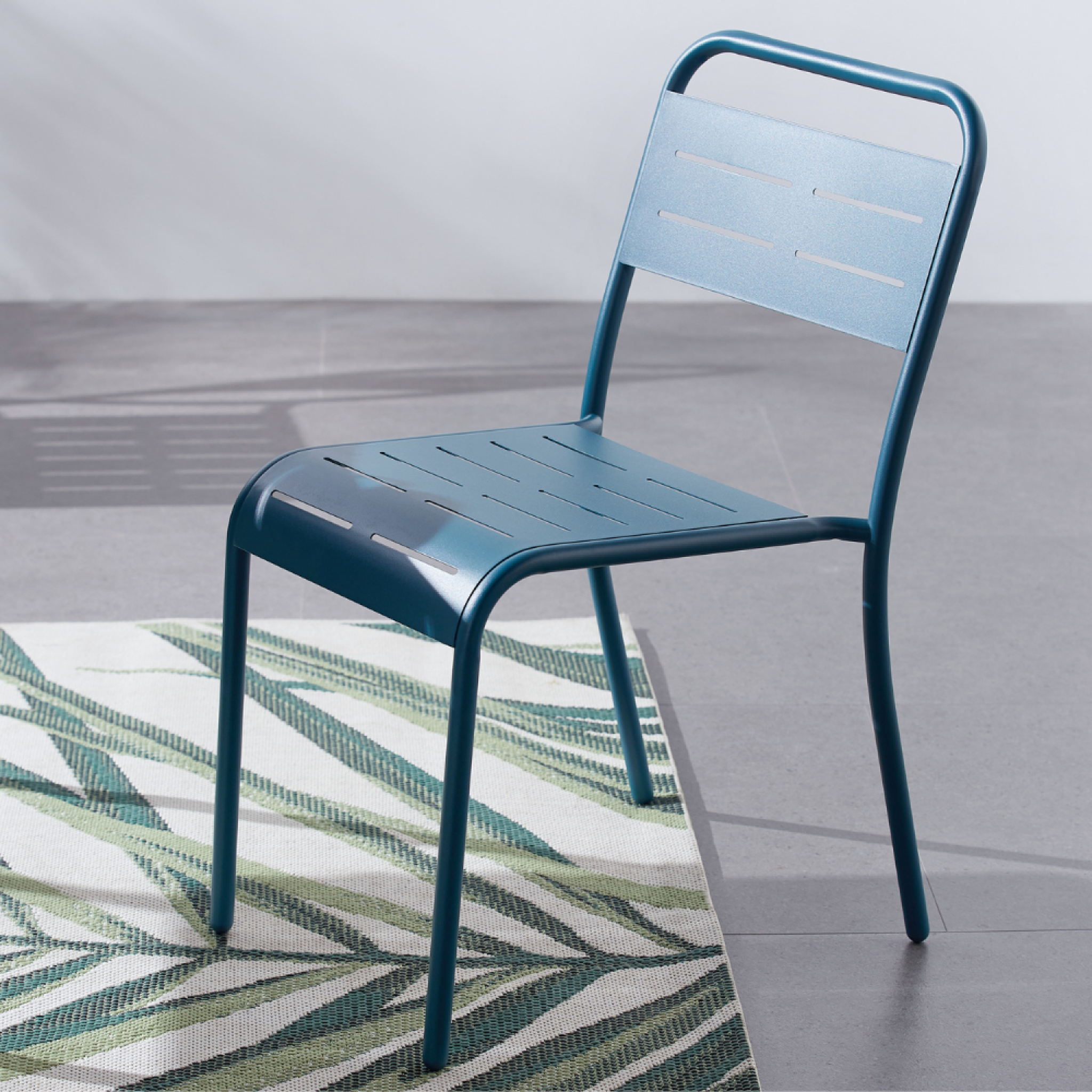 Voir la diapositive 2 : CONCEPT USINE Lot de 4 chaises en acier bleu bergame