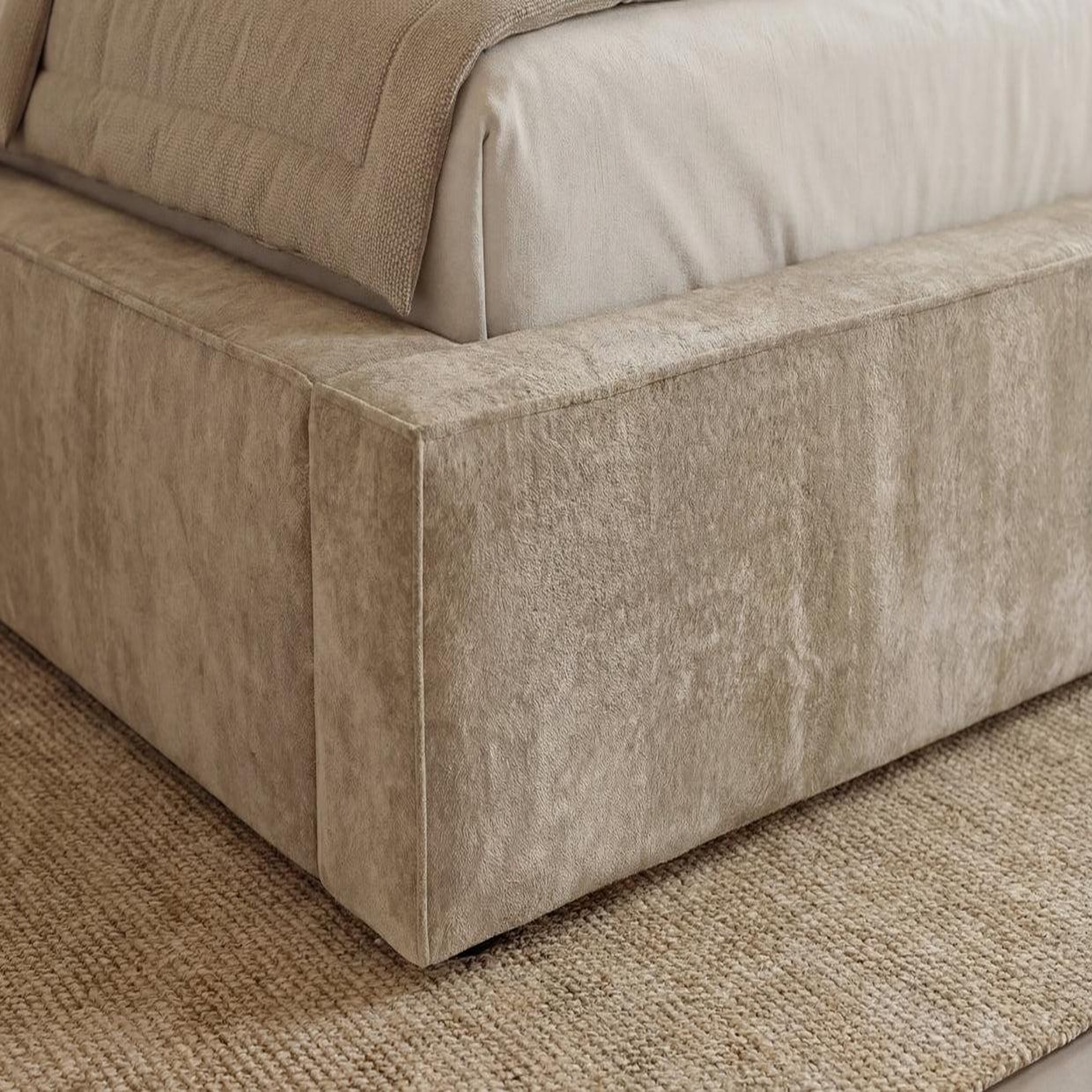 Voir la diapositive 5 : CASANOVA PARIS Celia - lit coffre tissu velours beige