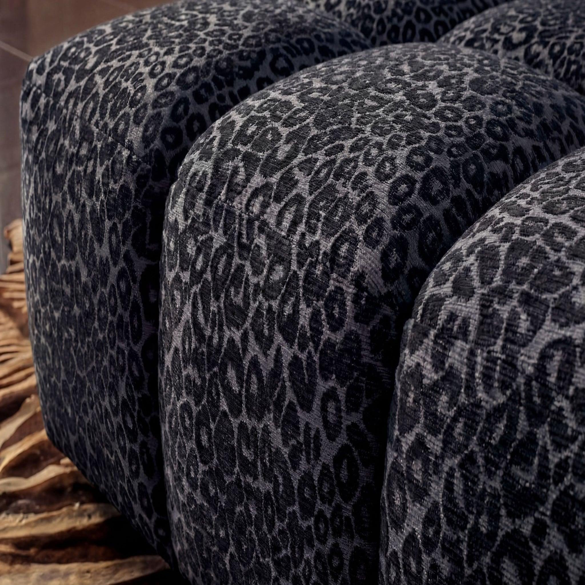 Voir la diapositive 4 : CASANOVA PARIS Alexia - pouf en tissu imprimé animalier 120x60x40