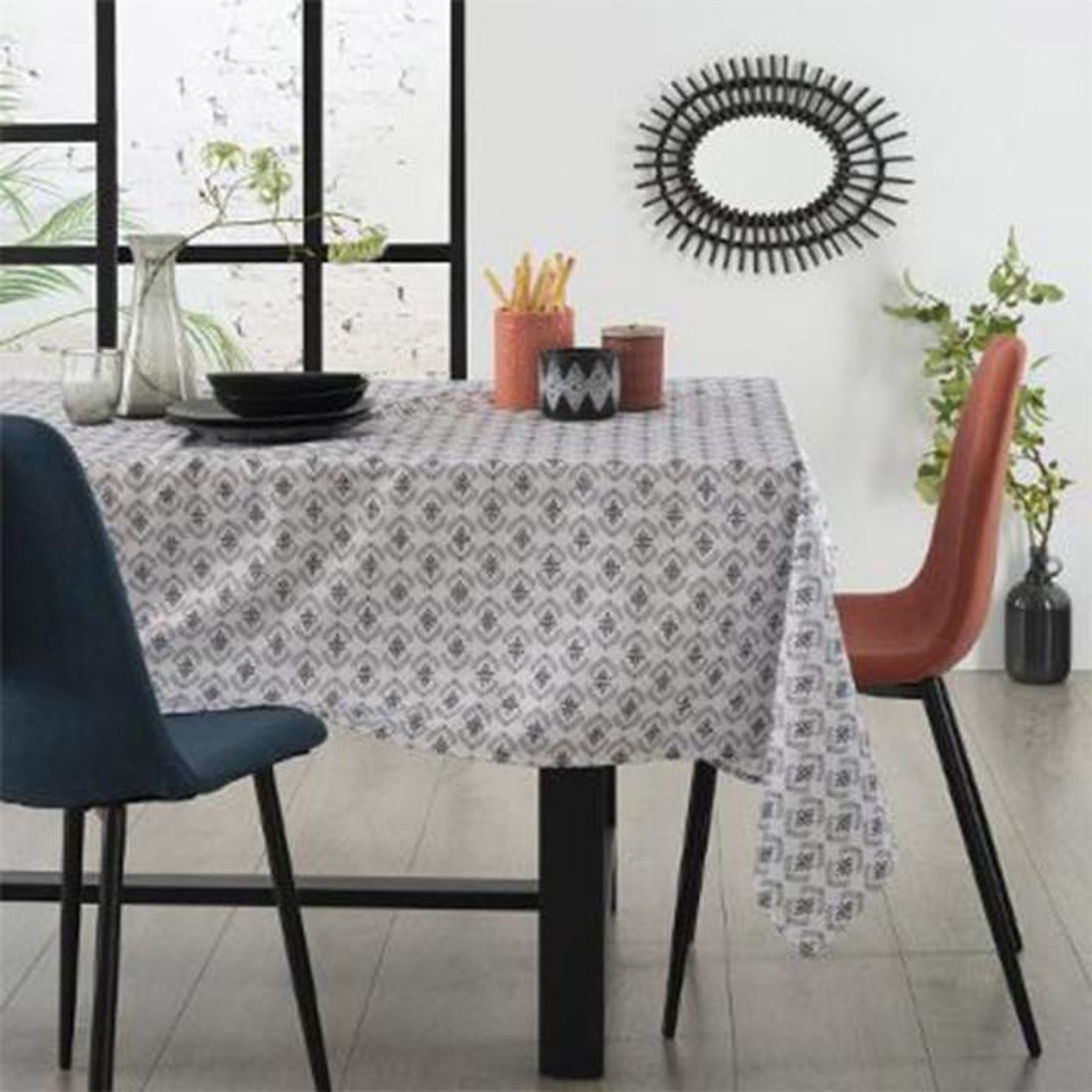 Voir la diapositive 3 : ATMOSPHERA Nappe antitache à motifs  hindi  140x240cm gris