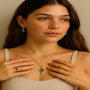 Voir la diapositive 2 : L'ATELIER D'AZUR Pendentif  - Médaille Croix Or 18 Carats 750 Jaune - Malachite et Zirconiums - Chaine Offerte