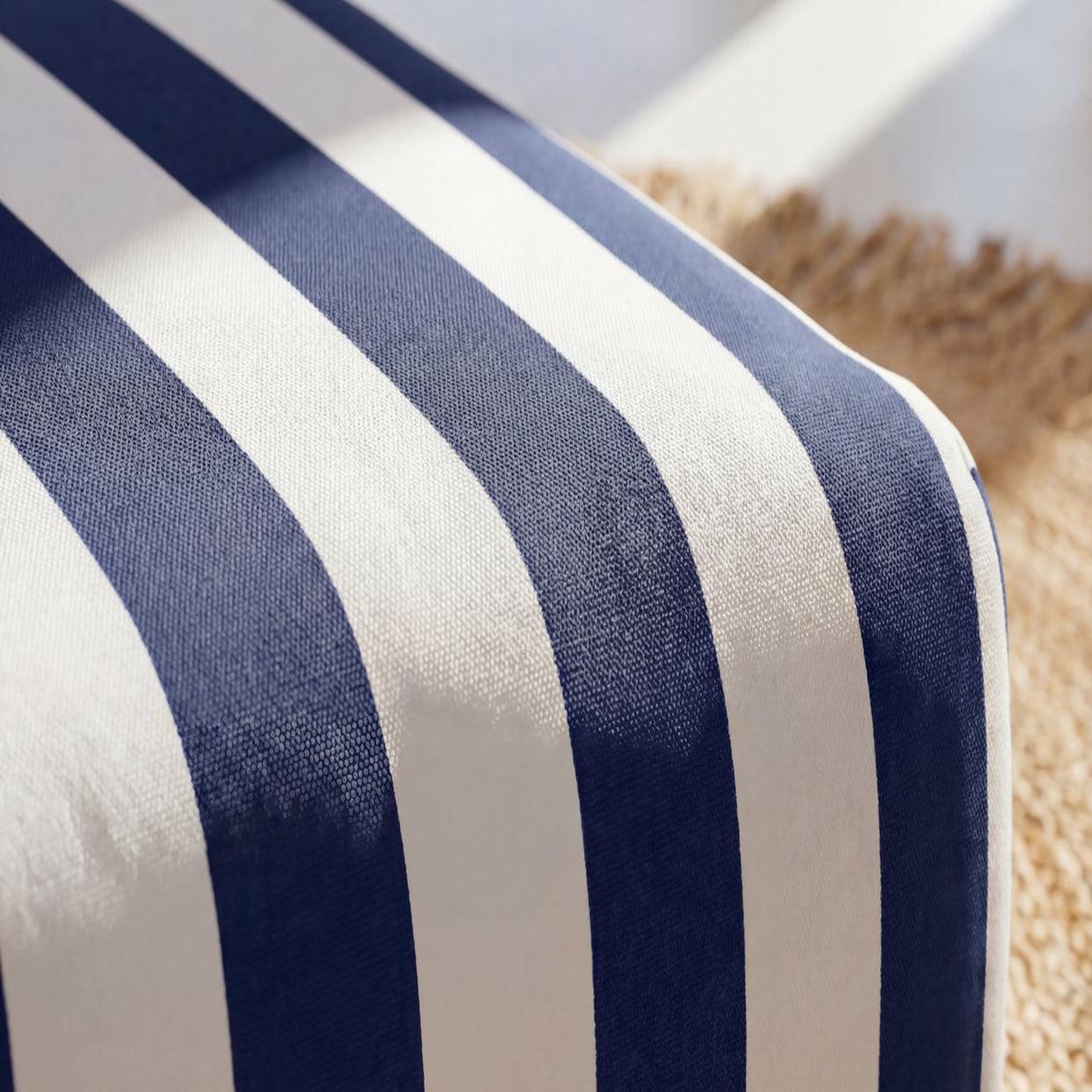 Voir la diapositive 5 : CASANOVA PARIS Elvis - pouf tissu rayé