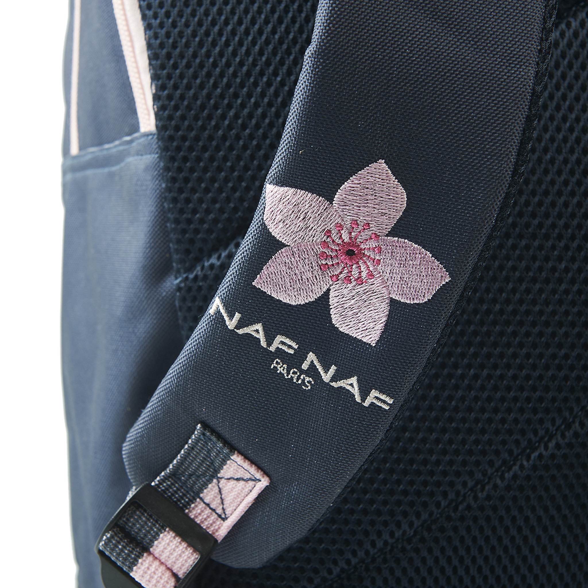 Voir la diapositive 6 : Naf Naf Sac à dos 2 compartiments bleu motif fleurs 