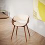 Voir la diapositive 2 : Rendez vous déco Chaise en cuir synthétique beige et bois plaqué noyer - Polo