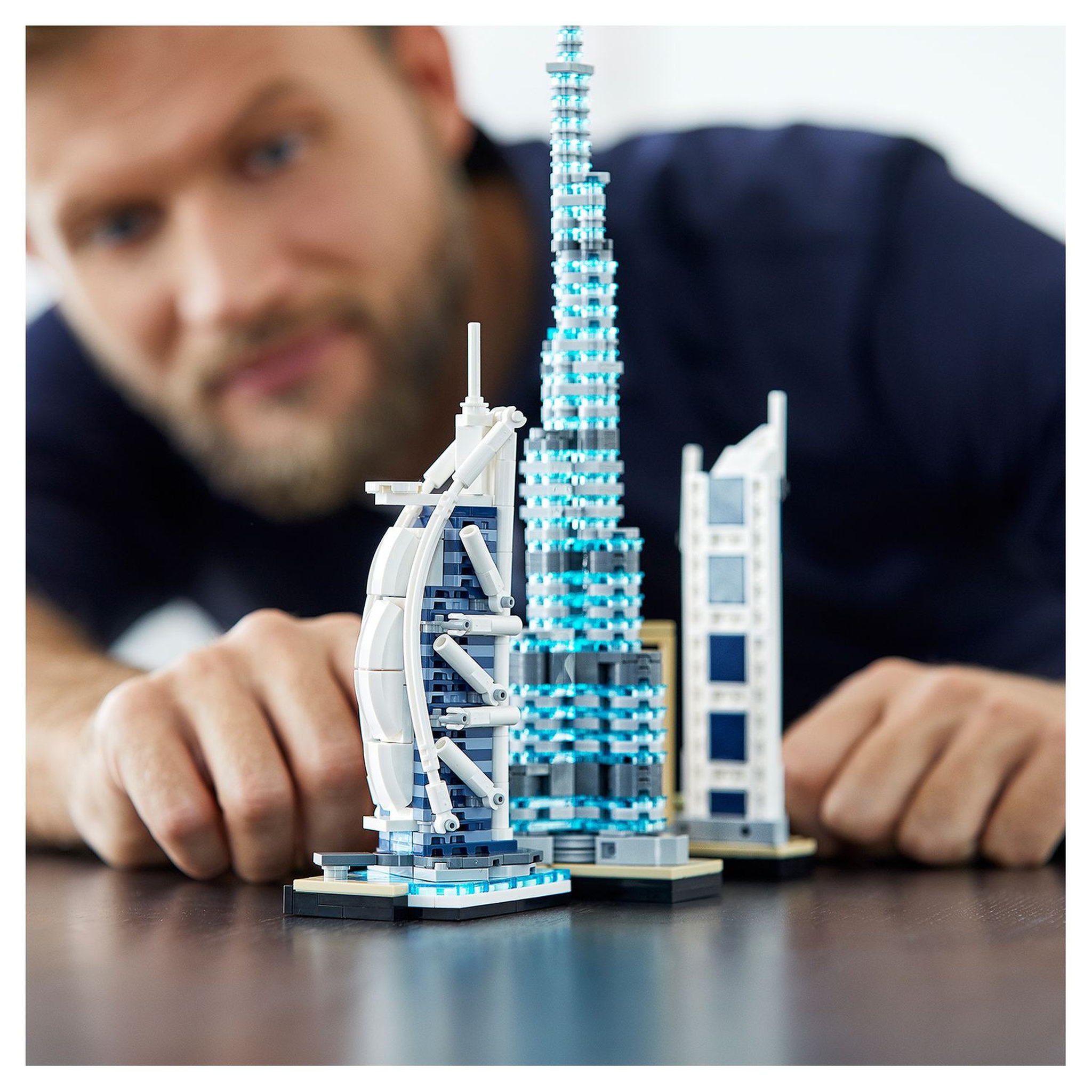 Voir la diapositive 8 : LEGO Architecture 21052 - Dubai