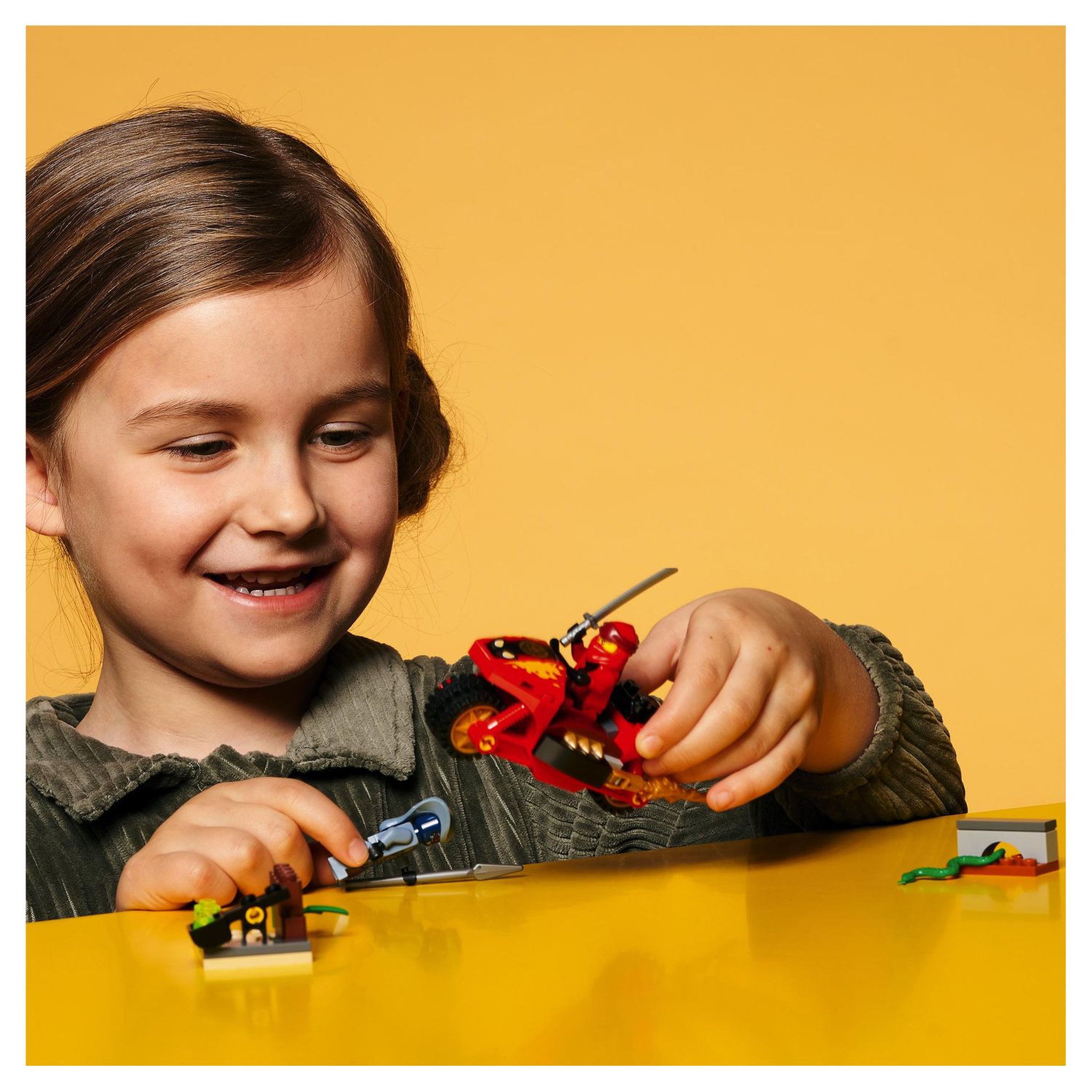 Voir la diapositive 7 : LEGO NINJAGO 71734 - La moto de Kai