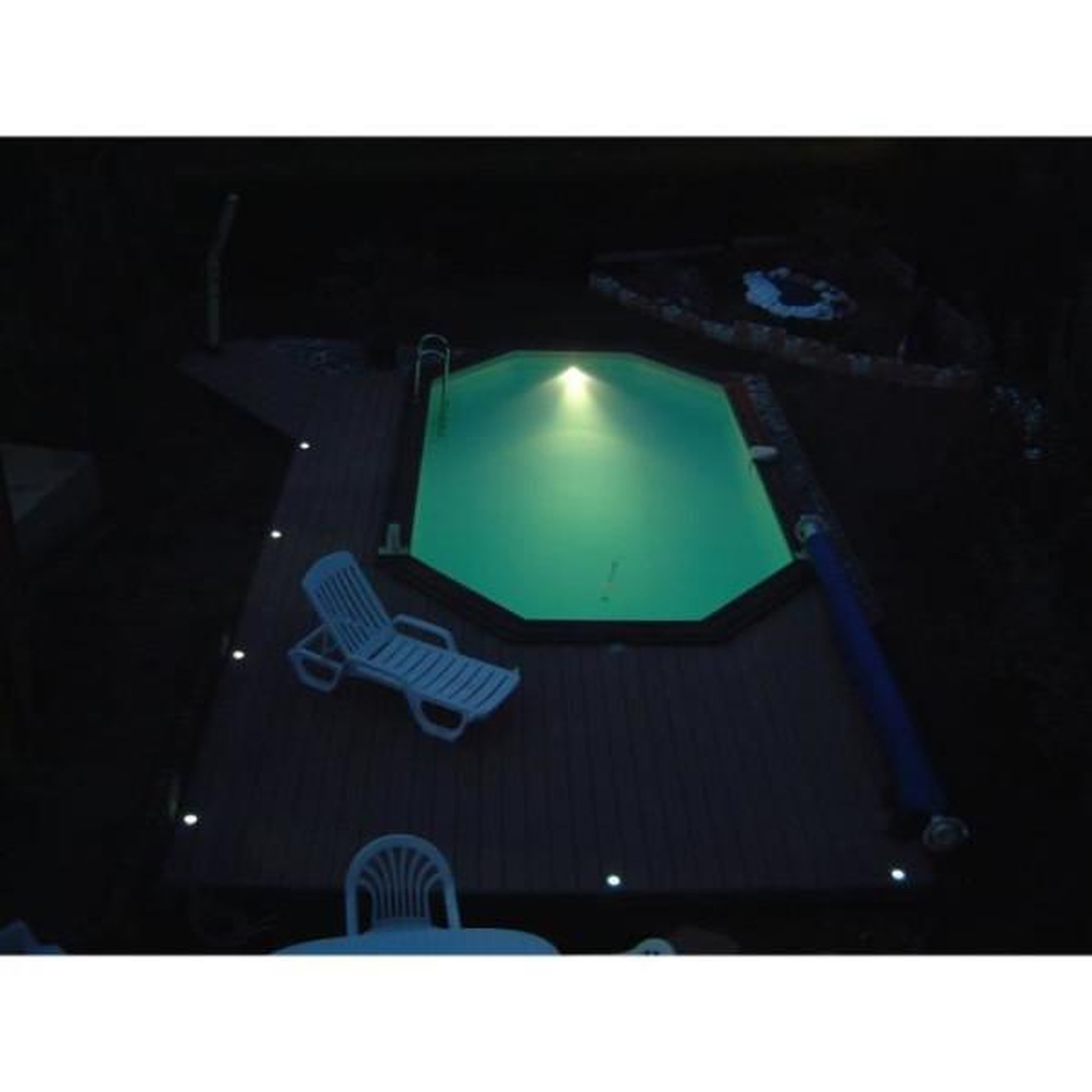 Voir la diapositive 3 : Ubbink Spot led 350 blanc pour piscines bois ubbink - abs - ip68 - 24w - 12vac/50hz - garantie 2 ans
