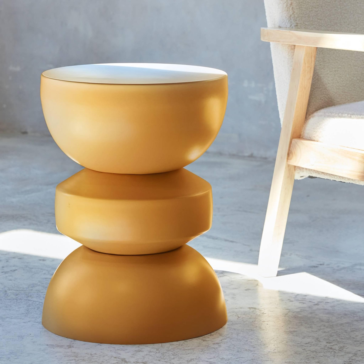 SWEEEK Table d'appoint. bout de canapé. table de chevet en métal. moutarde. Assa. Ø32 x H 44.5cm