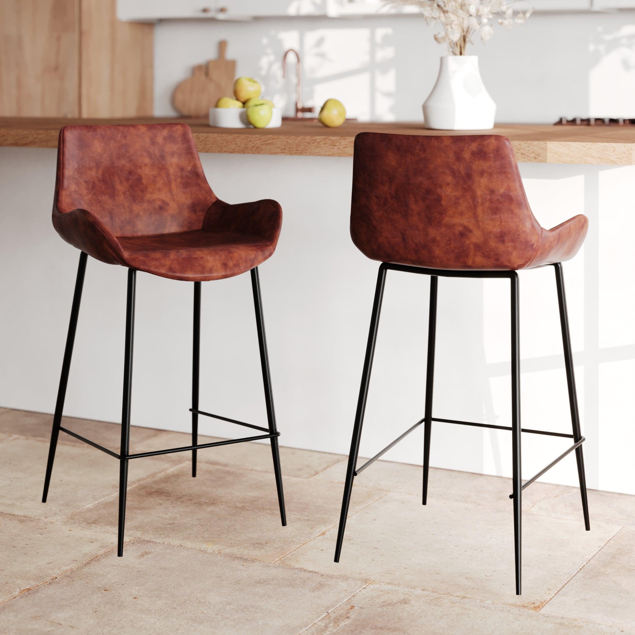 Voir la diapositive 2 : MAISON PAVANE Lot de 2 chaises pour îlot central 65 cm en cuir synthétique marron-pirata