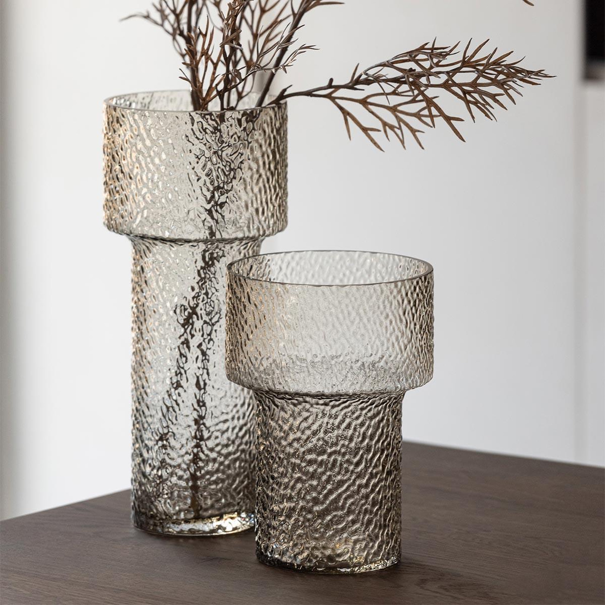 Voir la diapositive 4 : J-LINE Vase design en verre  betty  45cm transparent