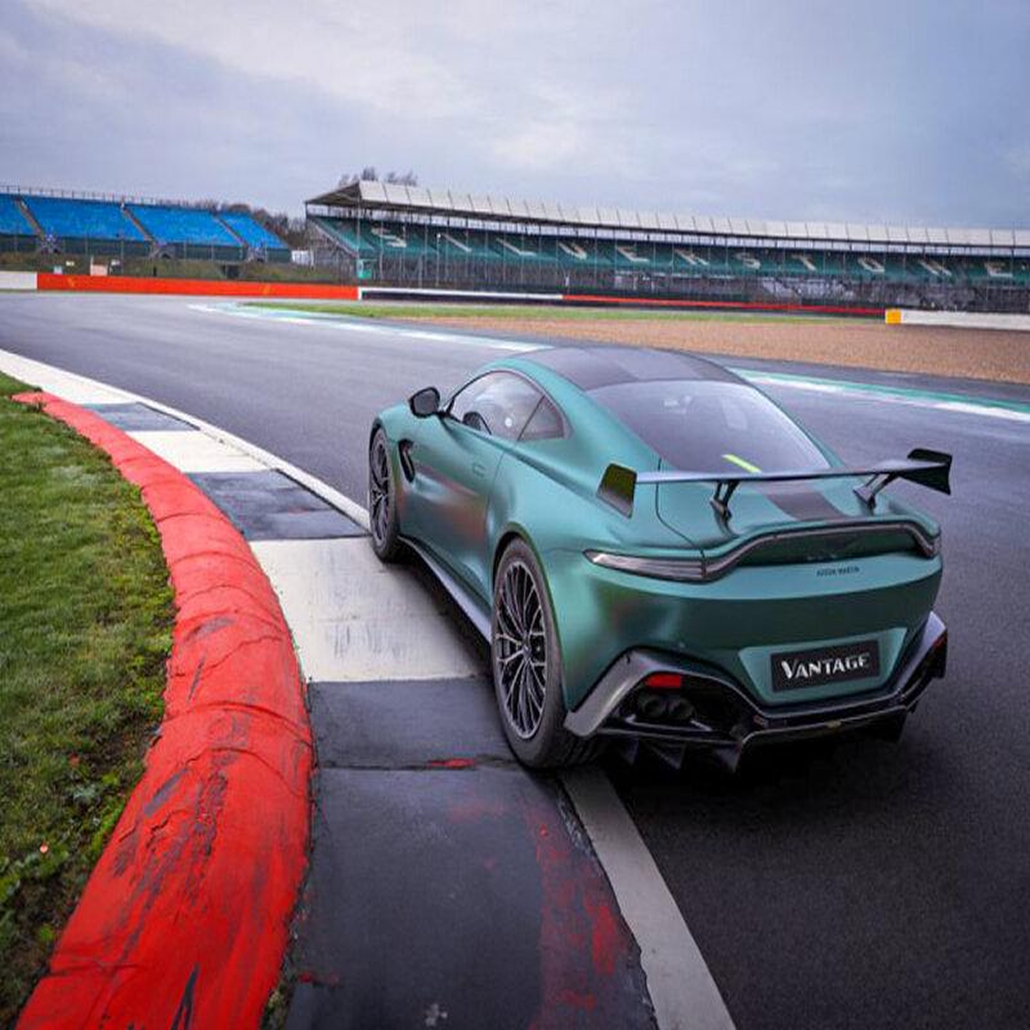 Voir la diapositive 4 : Smartbox Stage de pilotage : 2 tours sur le circuit du Bugey en Aston Martin Vantage F1 Edition - Coffret Cadeau Sport & Aventure