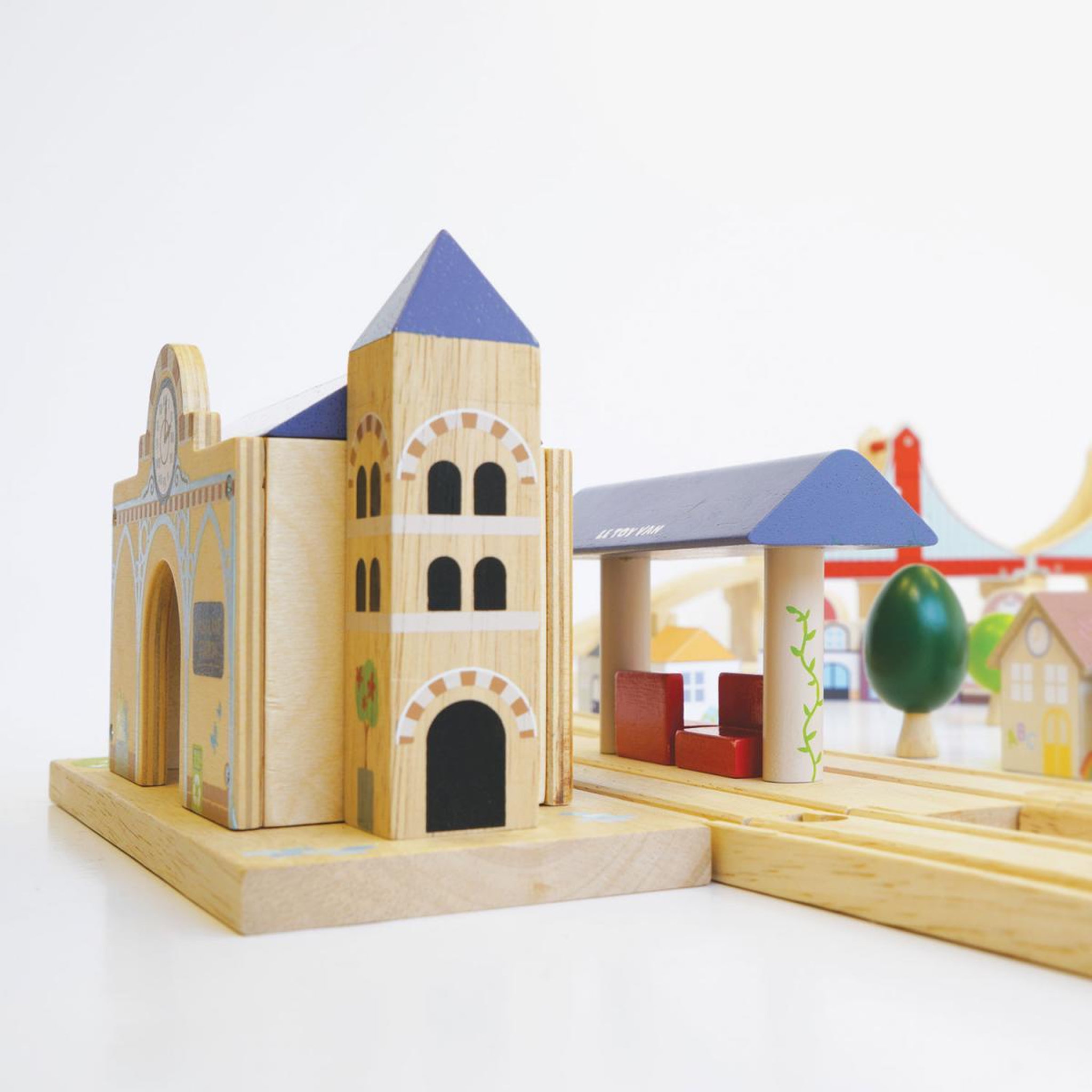 Voir la diapositive 4 : Le Toy Van Circuit de train en bois - avec gare