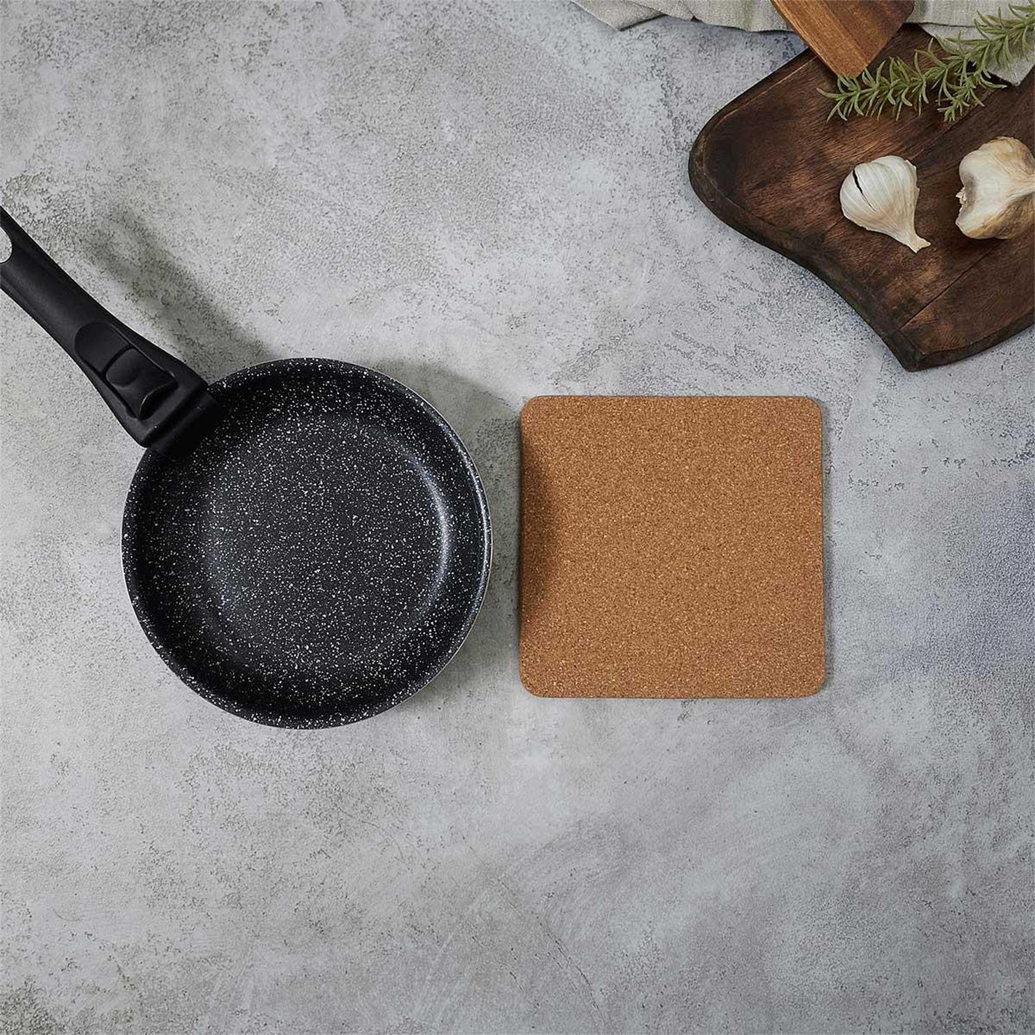 Voir la diapositive 4 : COOK CONCEPT Dessous de Plat Carré en Liège  Colby  19cm Marron