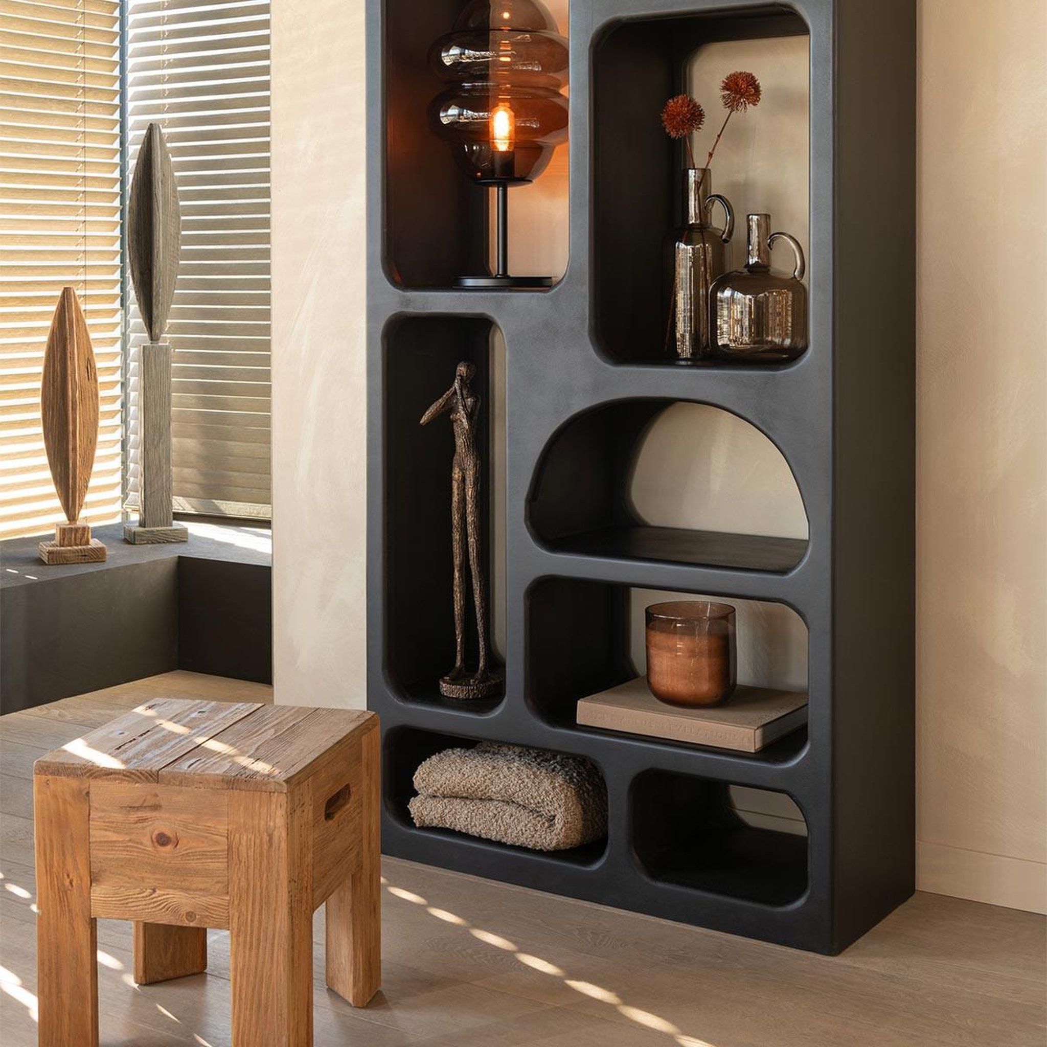 Voir la diapositive 4 : J-LINE Déco sur pied en bois  luke  70cm marron
