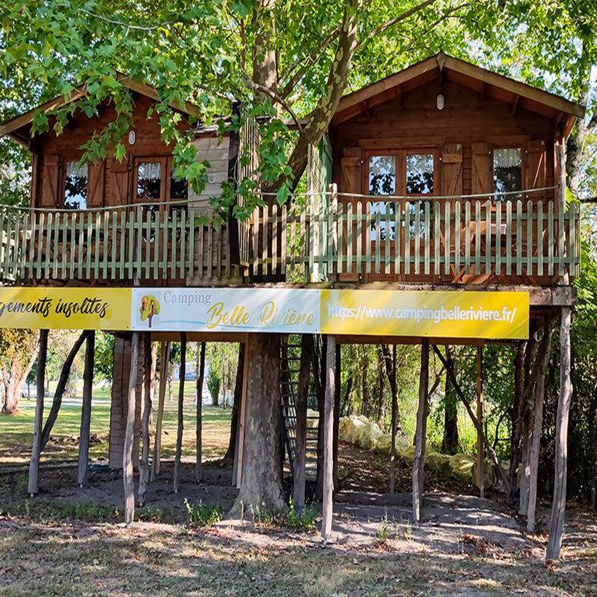 Voir la diapositive 2 : Smartbox 2 jours en cabane perchée en famille dans un camping en bord de charente - coffret cadeau séjour