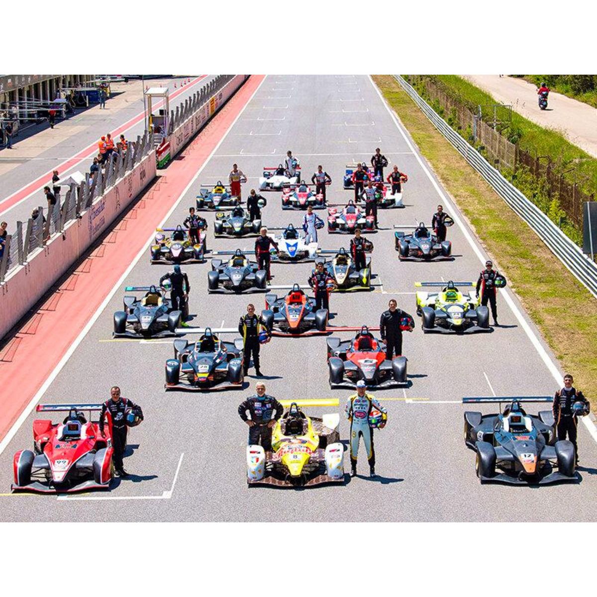 Smartbox Journée F1 : 2 sessions de pilotage en Wolf Thunder avec simulateur, visite et repas près d'Alès - Coffret Cadeau Sport & Aventure