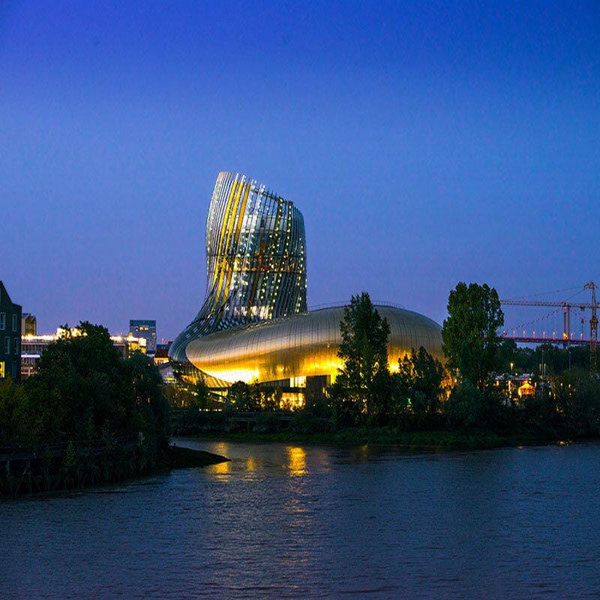 Voir la diapositive 4 : Smartbox Sortie culturelle en famille à la Cité du Vin à Bordeaux pour 2 adultes et 2 enfants - Coffret Cadeau Sport & Aventure