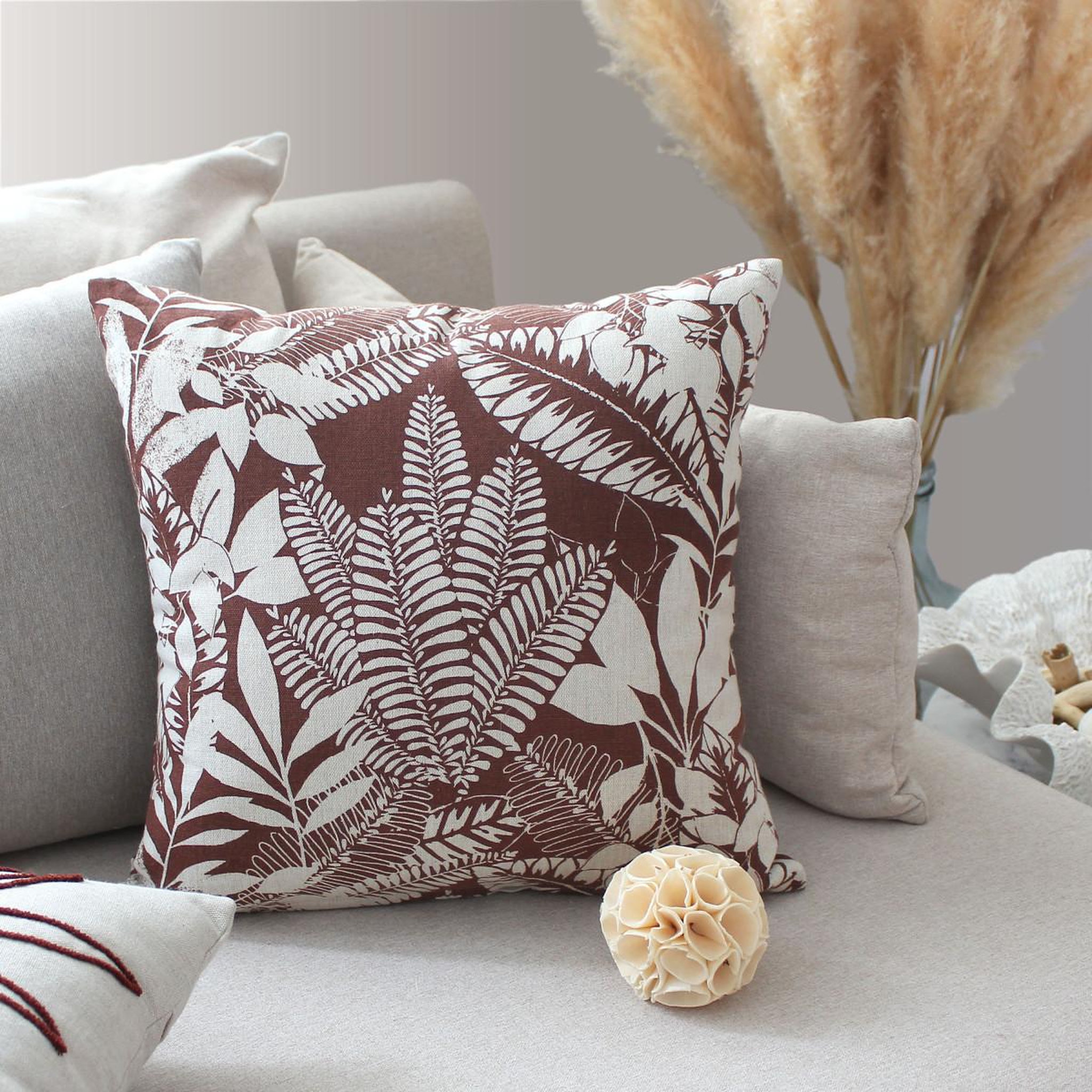 Voir la diapositive 2 : ENJOY HOME Coussin déco imprimé  kasane  40x40cm marron