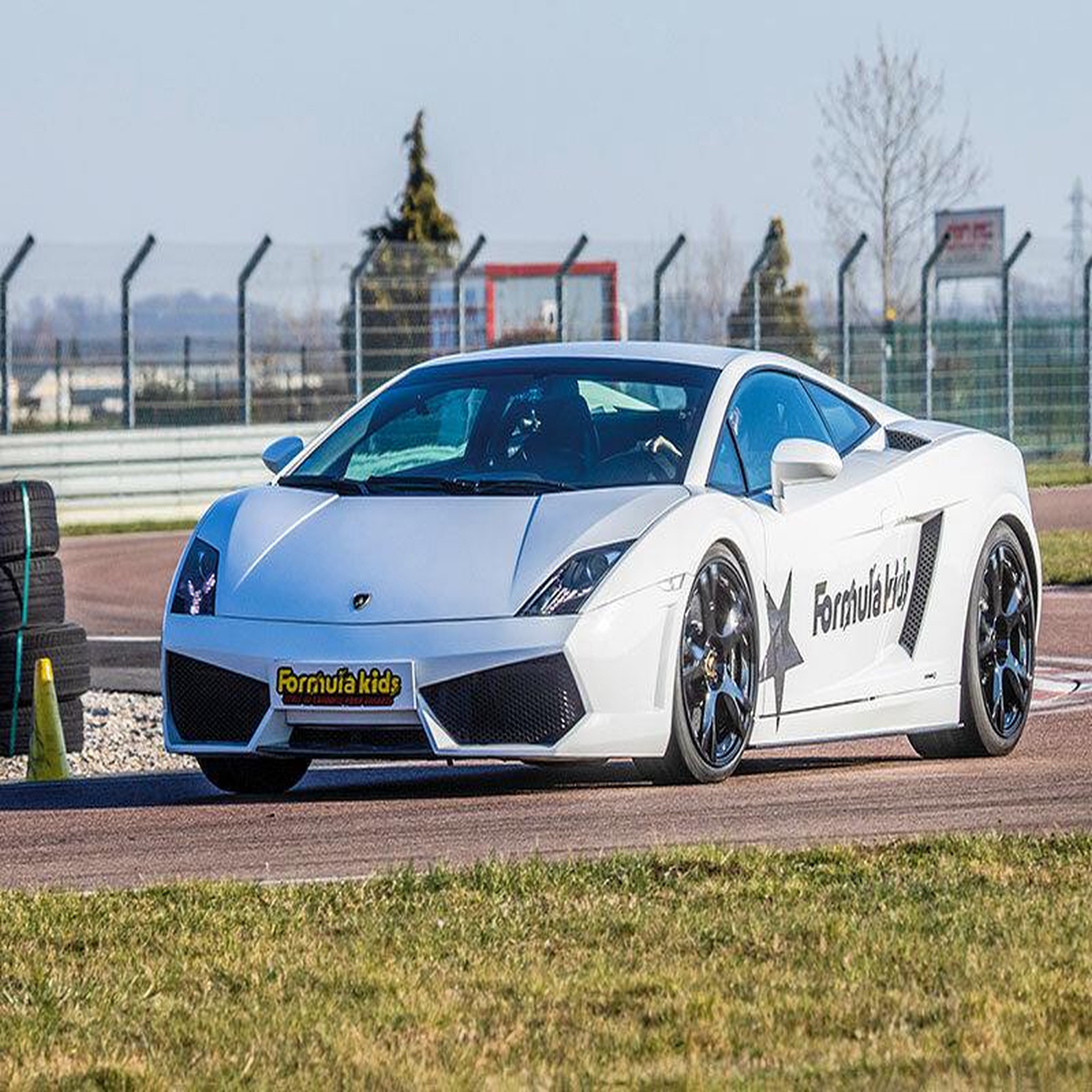 Voir la diapositive 3 : Smartbox Stage pilotage enfant : 3 tours de circuit au volant d'une Lamborghini Gallardo - Coffret Cadeau Sport & Aventure