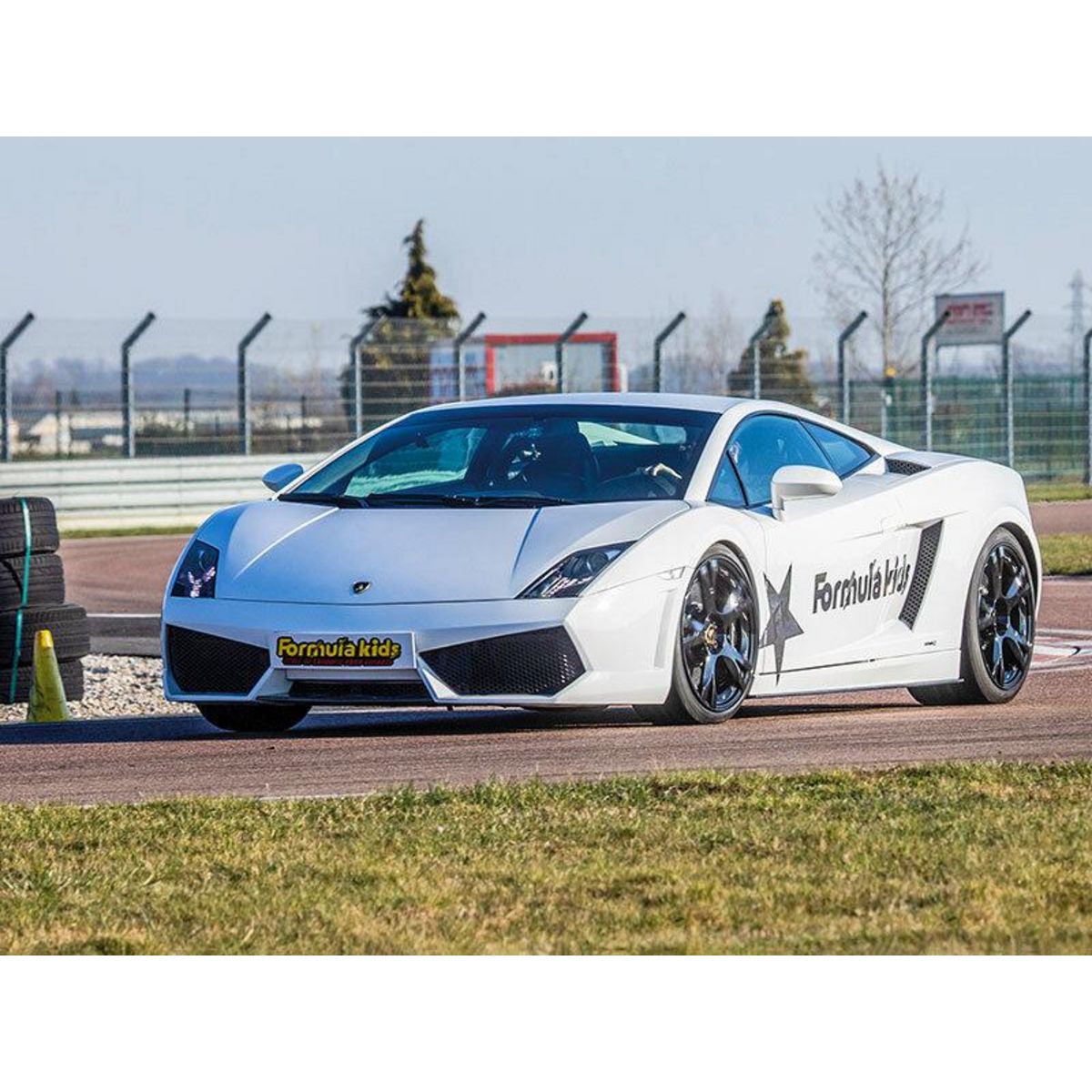 Smartbox Stage pilotage enfant : 3 tours de circuit au volant d'une Lamborghini Gallardo - Coffret Cadeau Sport & Aventure