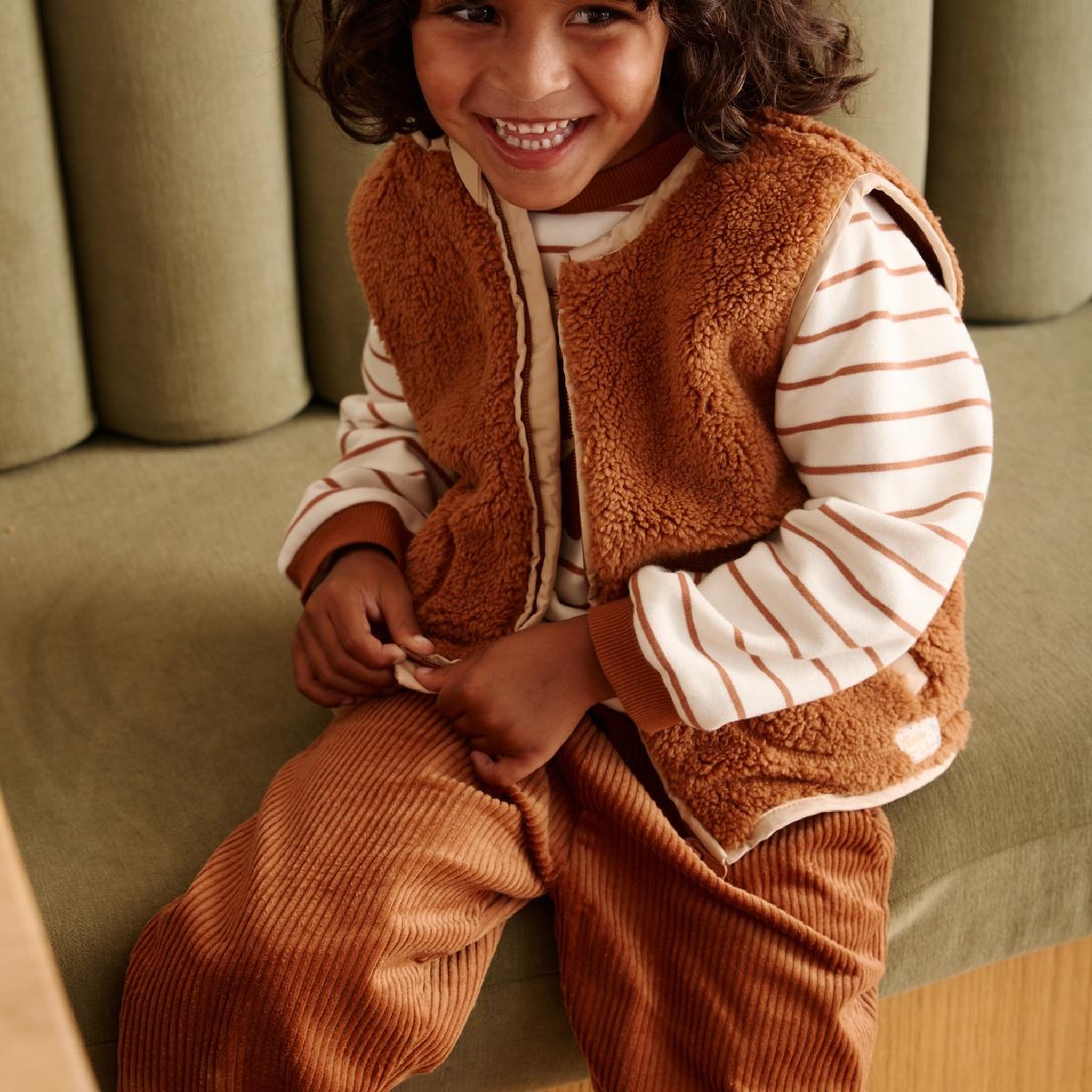 Voir la diapositive 4 : PETIT BEGUIN Veste sans manches enfant en sherpa moka