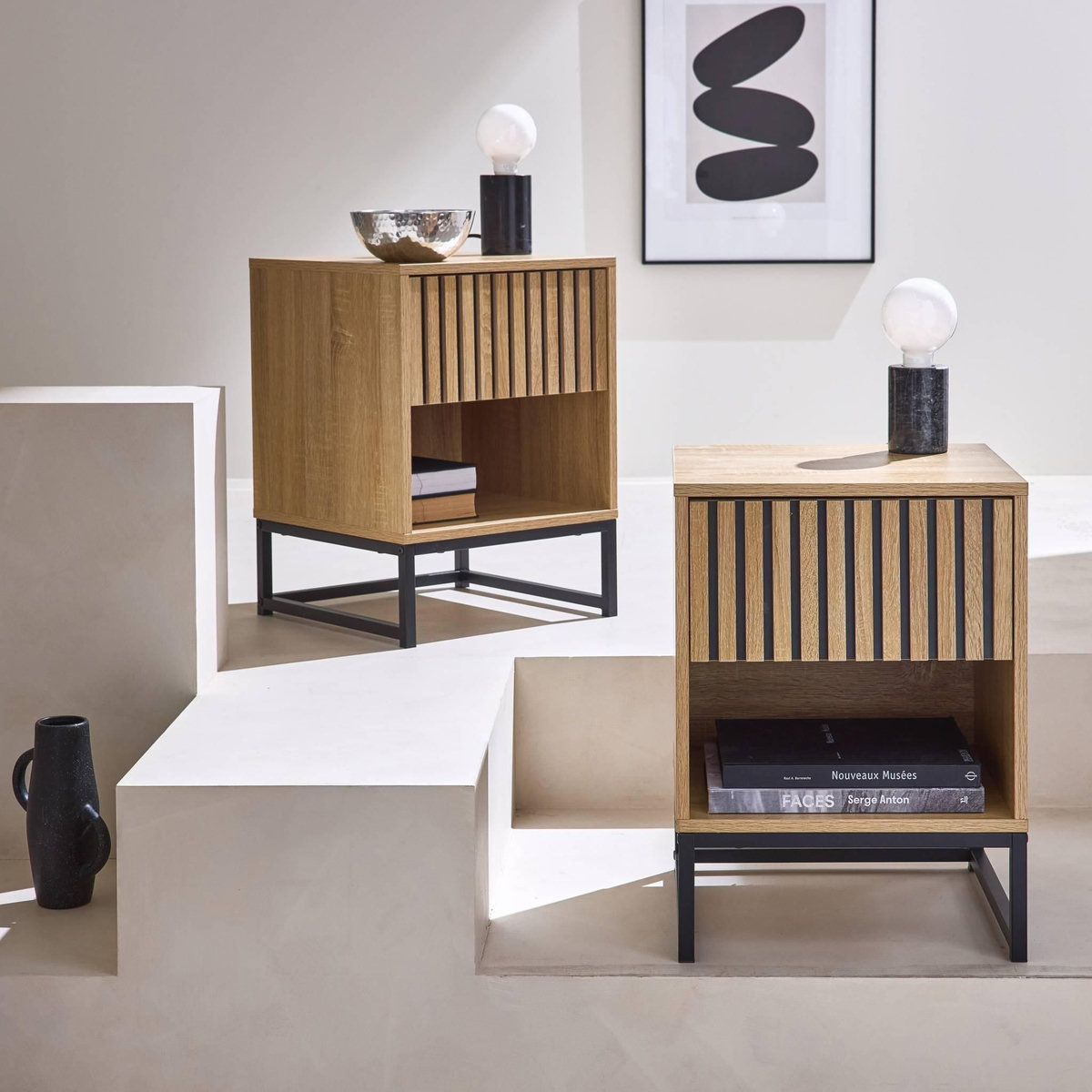SWEEEK Lot de 2 tables de chevet style contemporain avec 1 tiroir effet bois rainuré (système d'ouverture par pression) et 1 niche. piètement en métal noir