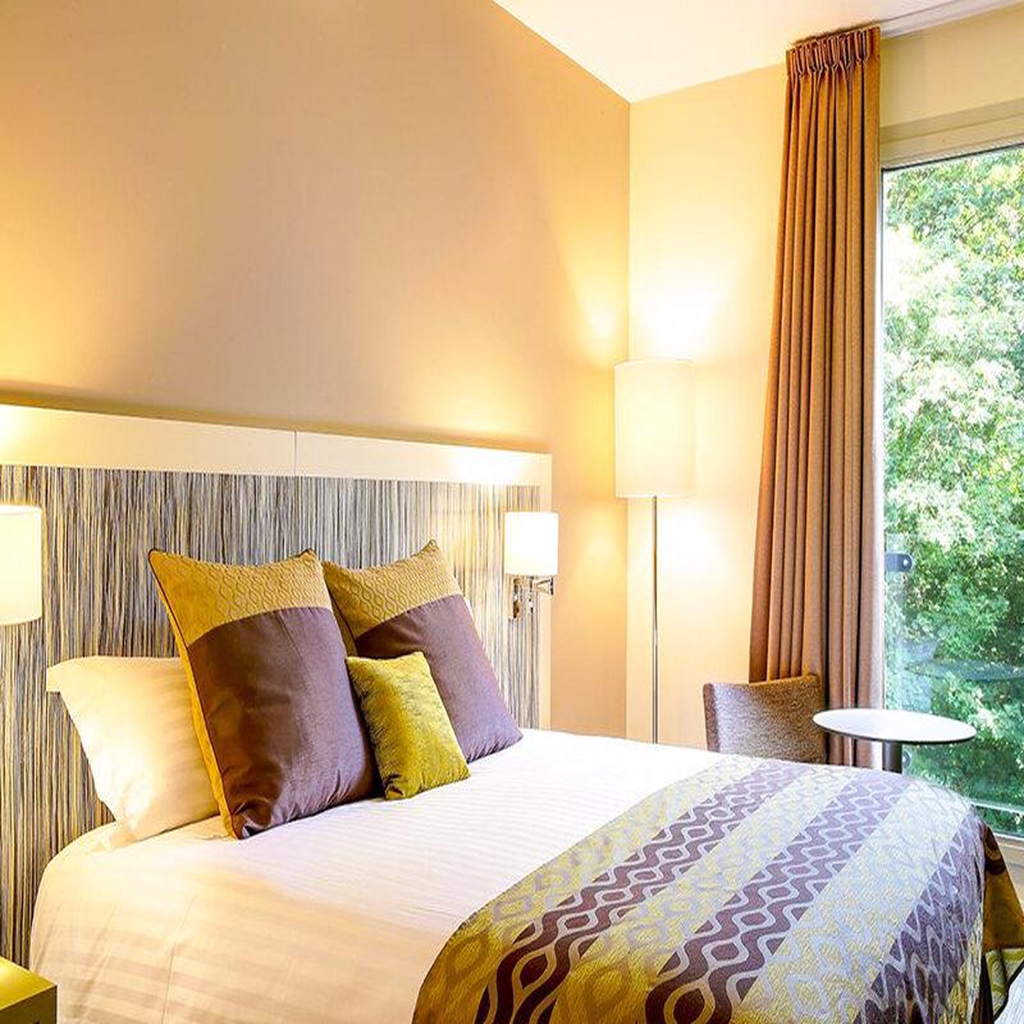 Voir la diapositive 2 : Smartbox 2 jours en hôtel de charme 4* avec accès illimité au sauna et dîner 3 plats à meudon-la-forêt - coffret cadeau séjour