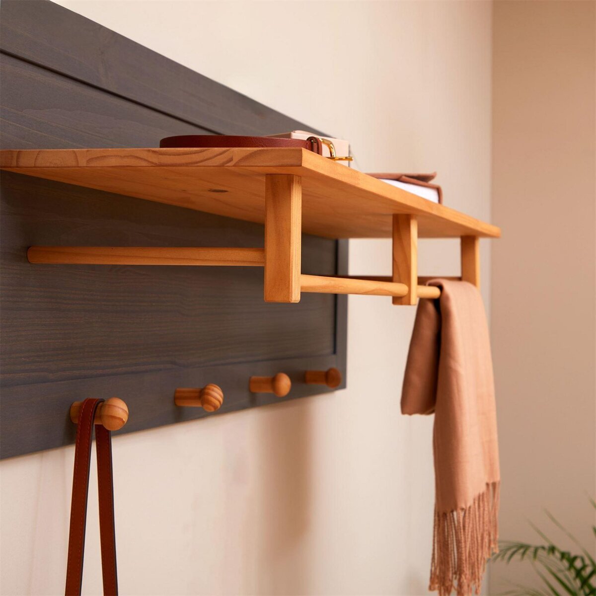IDIMEX Portemanteau mural 4 crochets 1 étagère BOLTON en pin massif