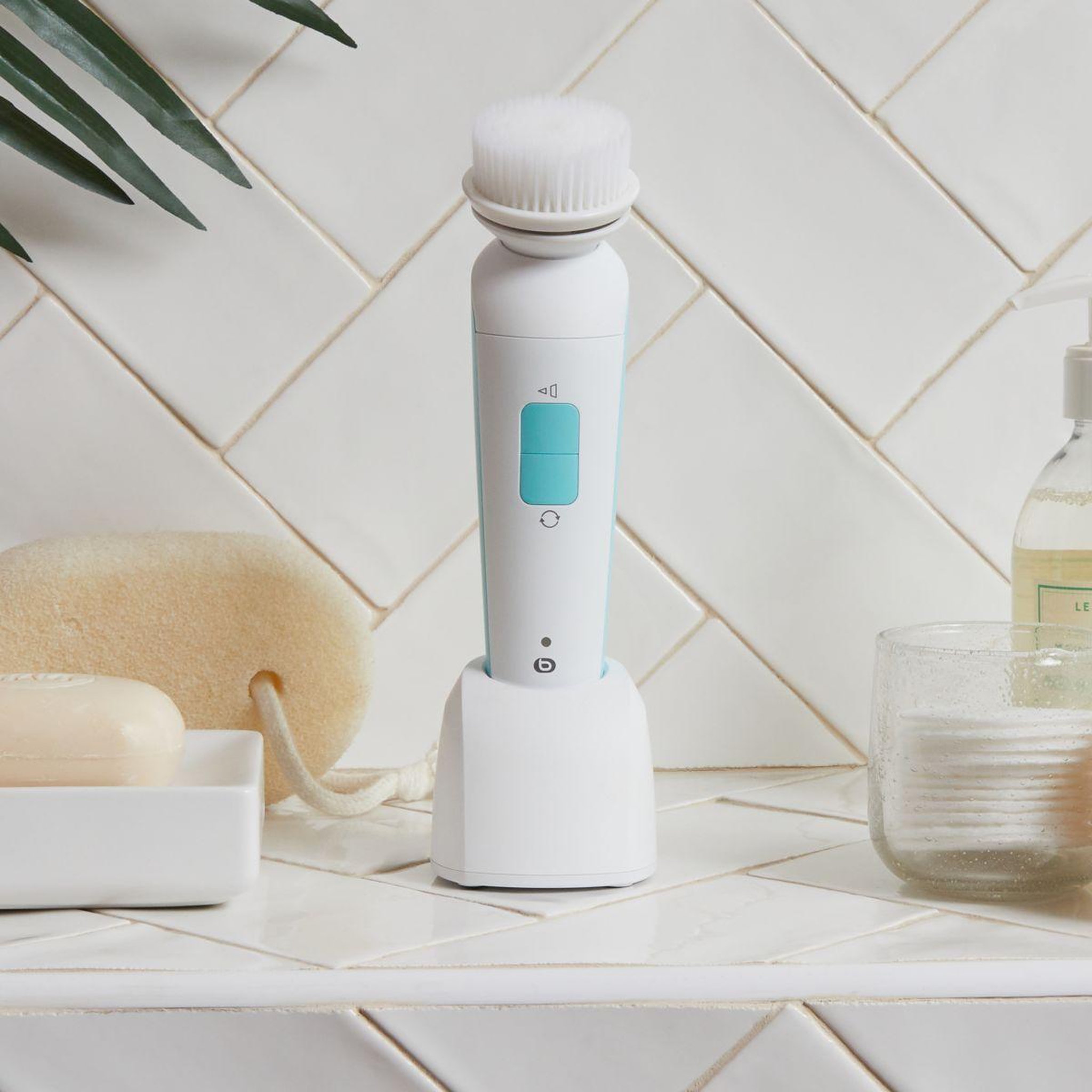 Voir la diapositive 5 : ESSENTIEL B Brosse nettoyante visage EBF3