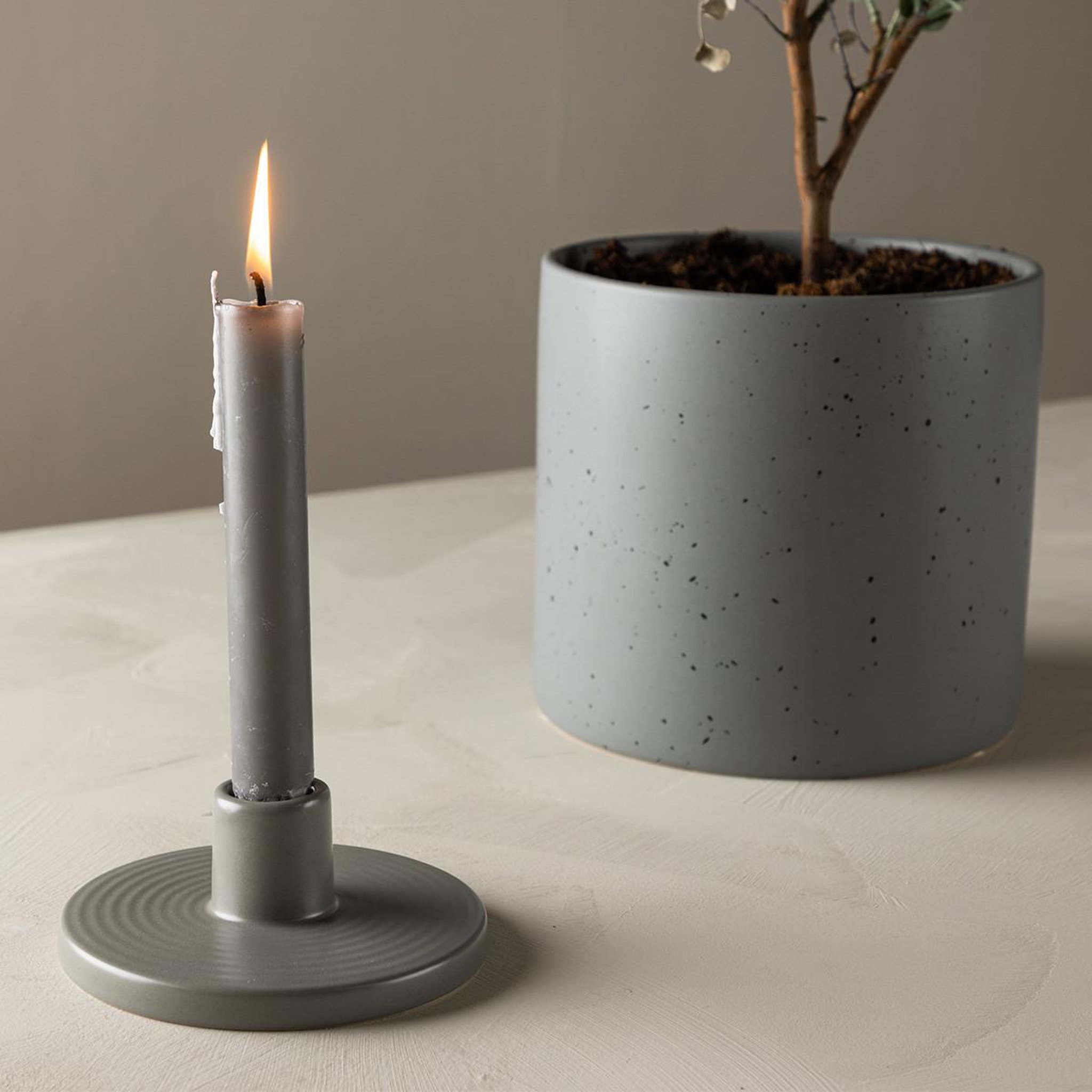 Voir la diapositive 2 : Paris Prix Bougeoir en céramique  bette  12cm gris