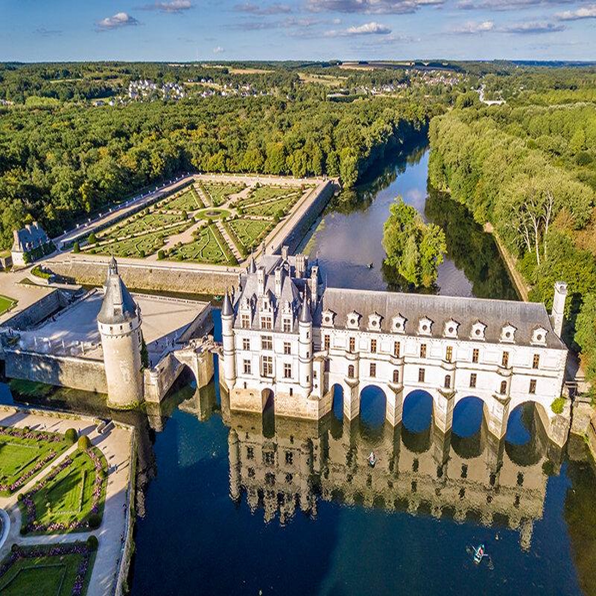 Voir la diapositive 3 : Smartbox Vol en dirigeable au-dessus de tours ou du château de chenonceau - coffret cadeau sport & aventure