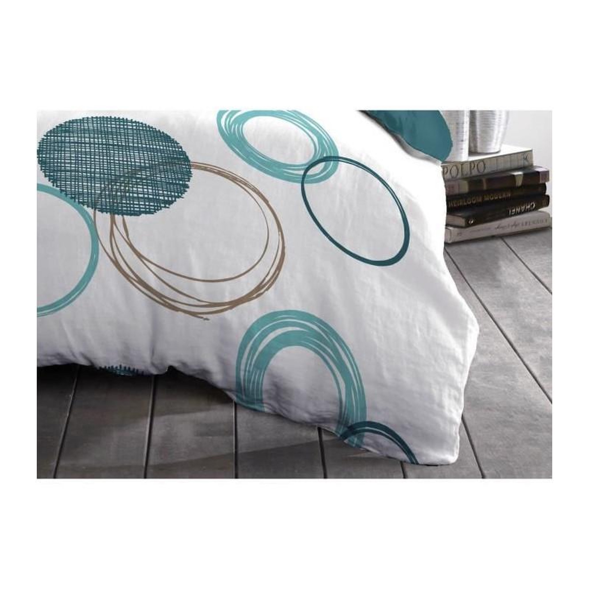 Voir la diapositive 3 : HOME LINGE PASSION Parure de couette HOME LINGE PASSION Audace - couette 240 x 260 cm + 2 taies d'oreiller 63x63 cm - Bleu canard
