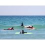 Voir la diapositive 4 : Smartbox Surf en famille : leçon d'1h30 pour 2 adultes et 1 enfant dans la baie d'Audierne - Coffret Cadeau Sport & Aventure