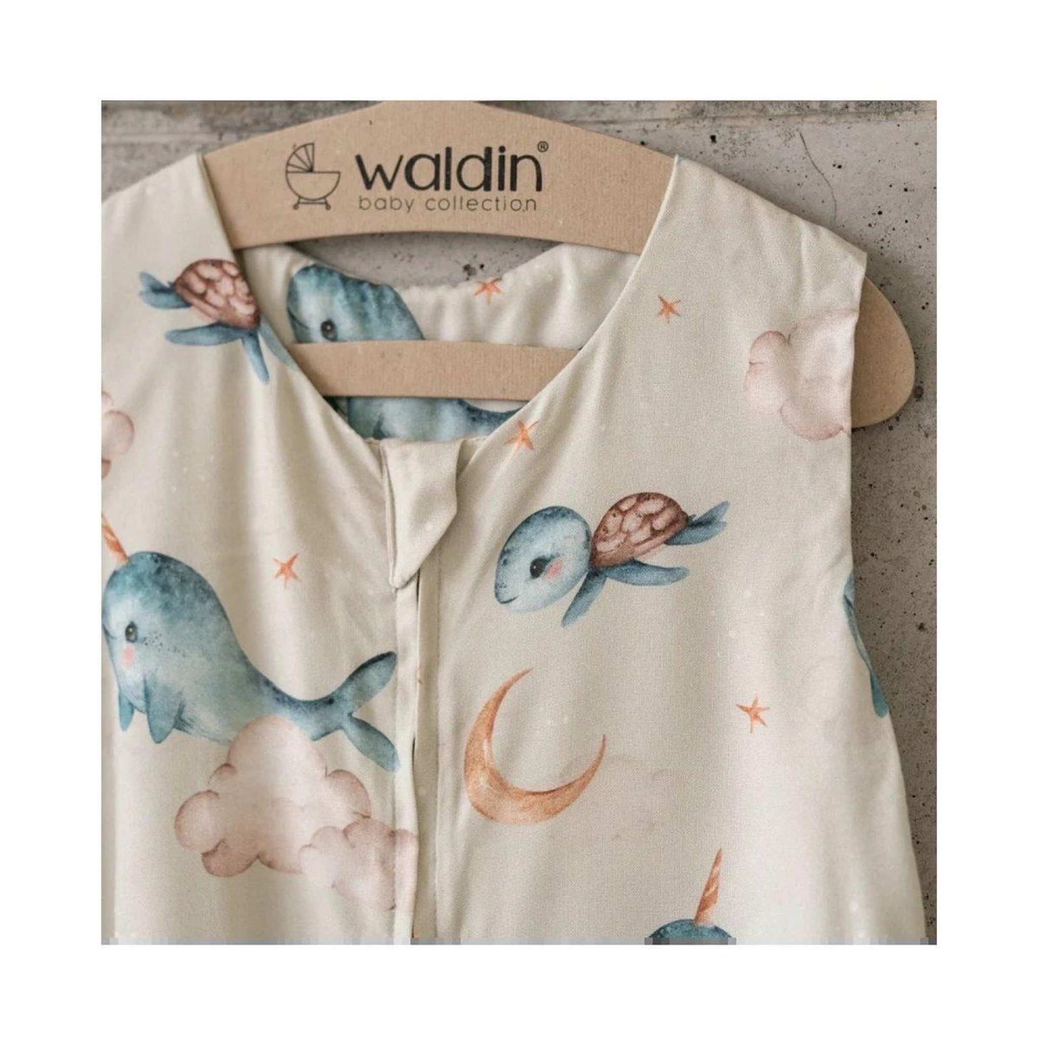 Voir la diapositive 5 : WALDIN Gigoteuse en bambou 50 × 90 cm 0,5 TOG - taille M - motif baleine, vert olive