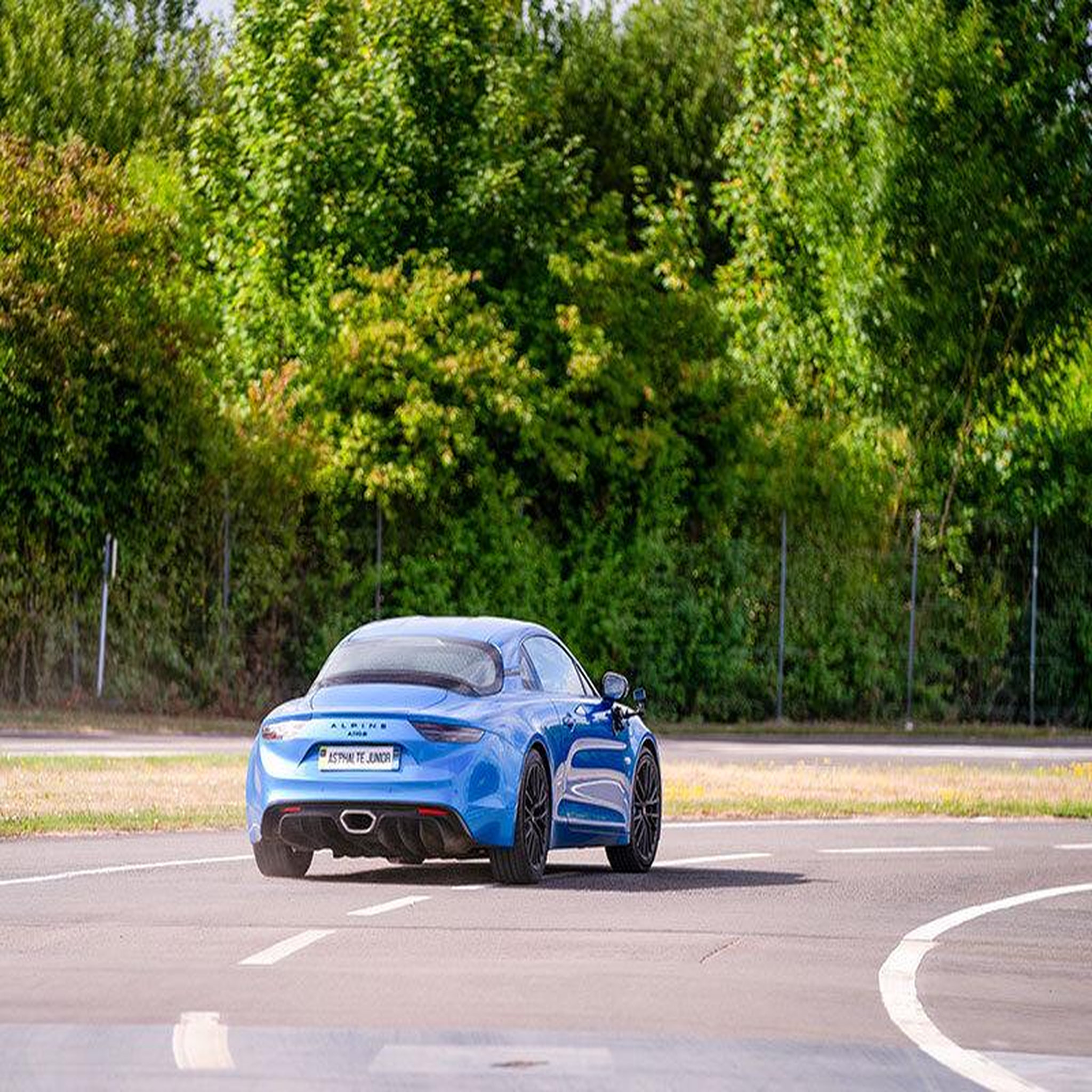 Voir la diapositive 5 : Smartbox Stage de pilotage enfant : 4 tours de circuit en lamborghini gallardo et en alpine a110 s - coffret cadeau sport & aventure