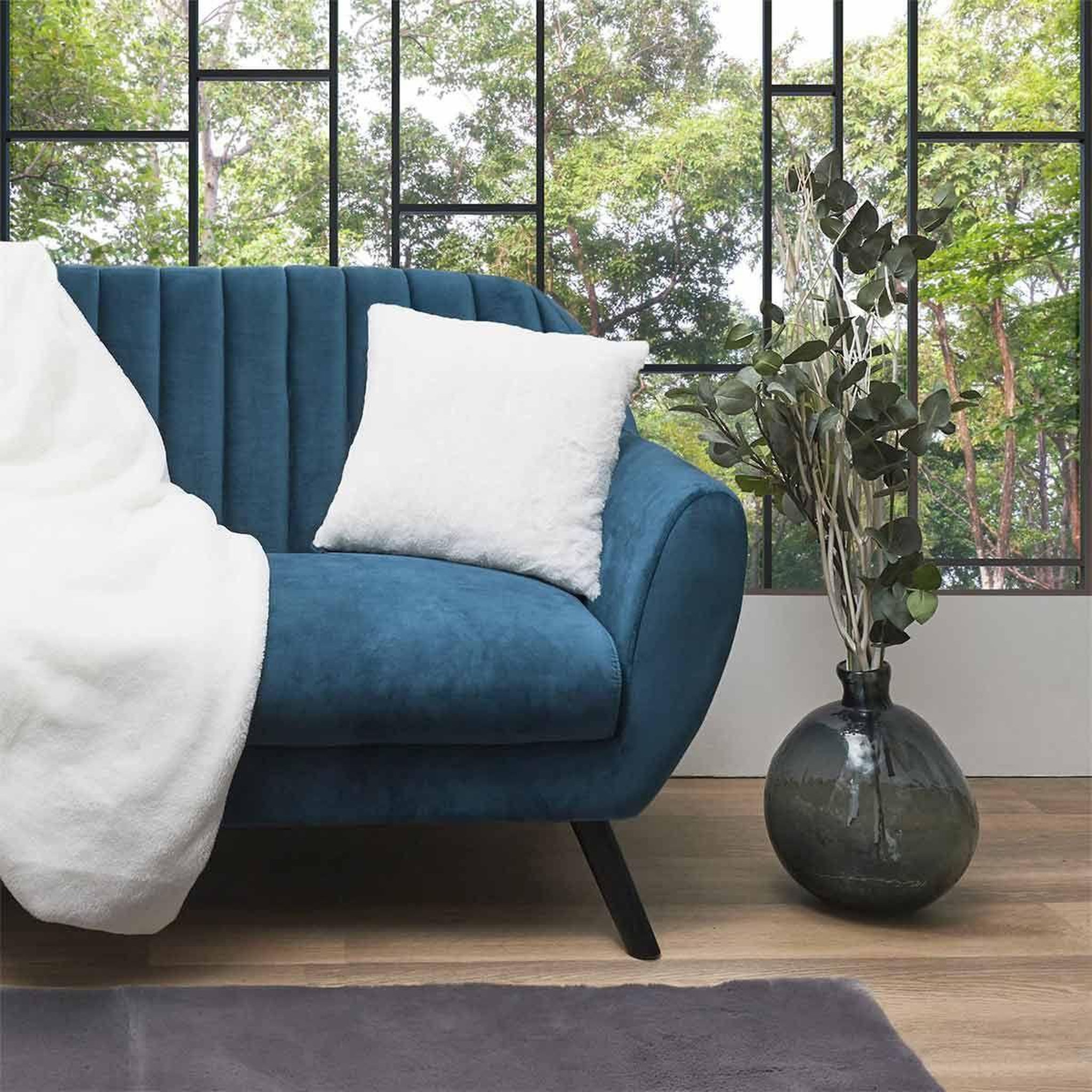 Voir la diapositive 3 : The Home Deco Factory Coussin déco  imitation fourrure  40x40cm blanc