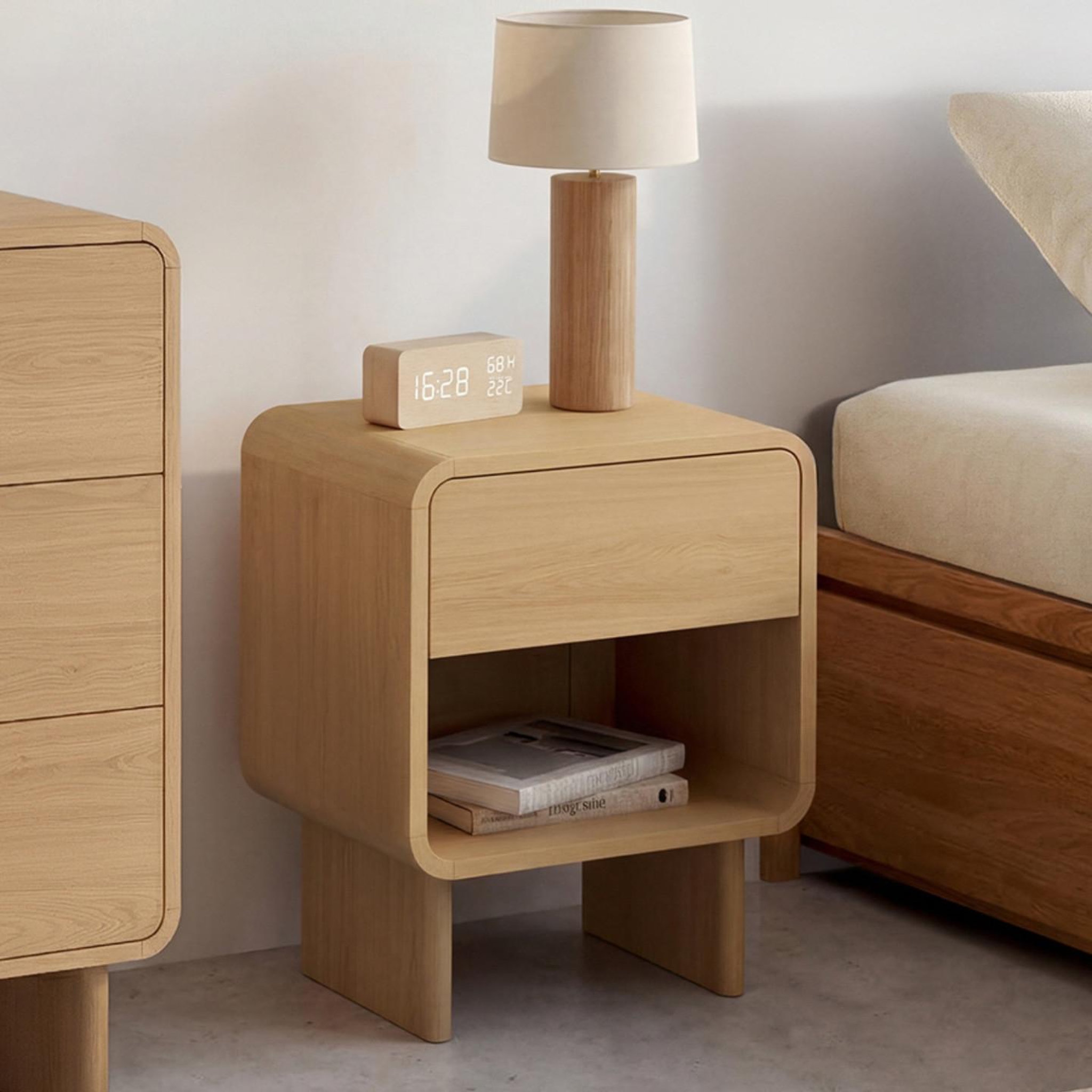 Voir la diapositive 2 : ID MARKET Lot de 2 tables de chevet capucine 1 tiroir et 1 niche façon hêtre design arrondi