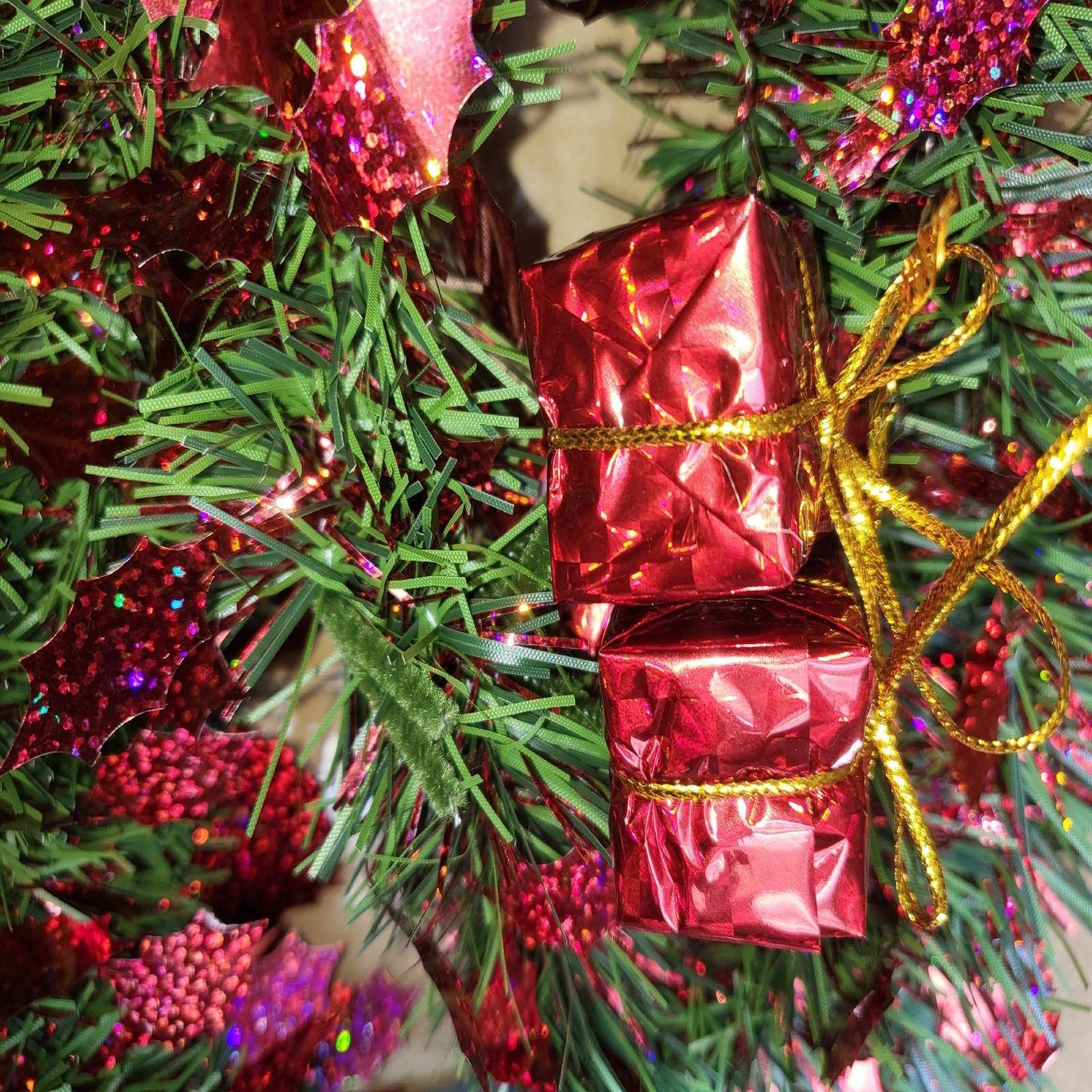 Voir la diapositive 3 : Eden Guirlande de noel houx et cadeaux