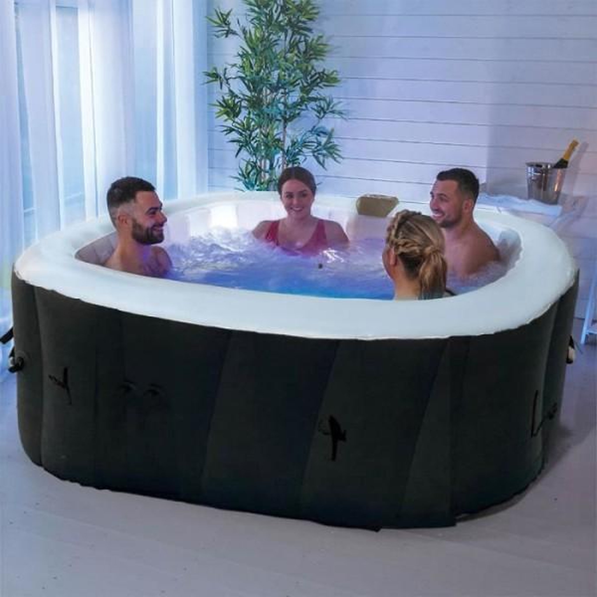 Voir la diapositive 2 : SUNSPA Spa gonflable SUNSPA - AC01-LED - 157 x 67 cm - 4 places - Carré (Livé avec filtre, cadenas, tapis de sol et couverture)