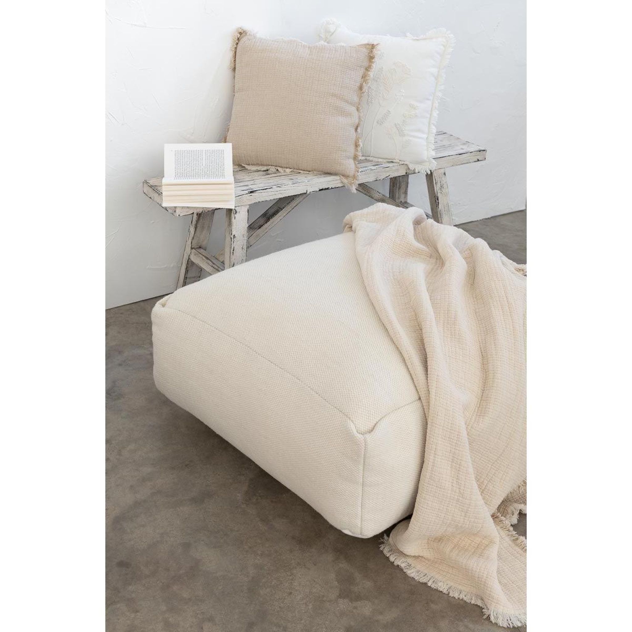 Voir la diapositive 3 : J-LINE Coussin déco à franges  mousseline  45x45cm beige clair