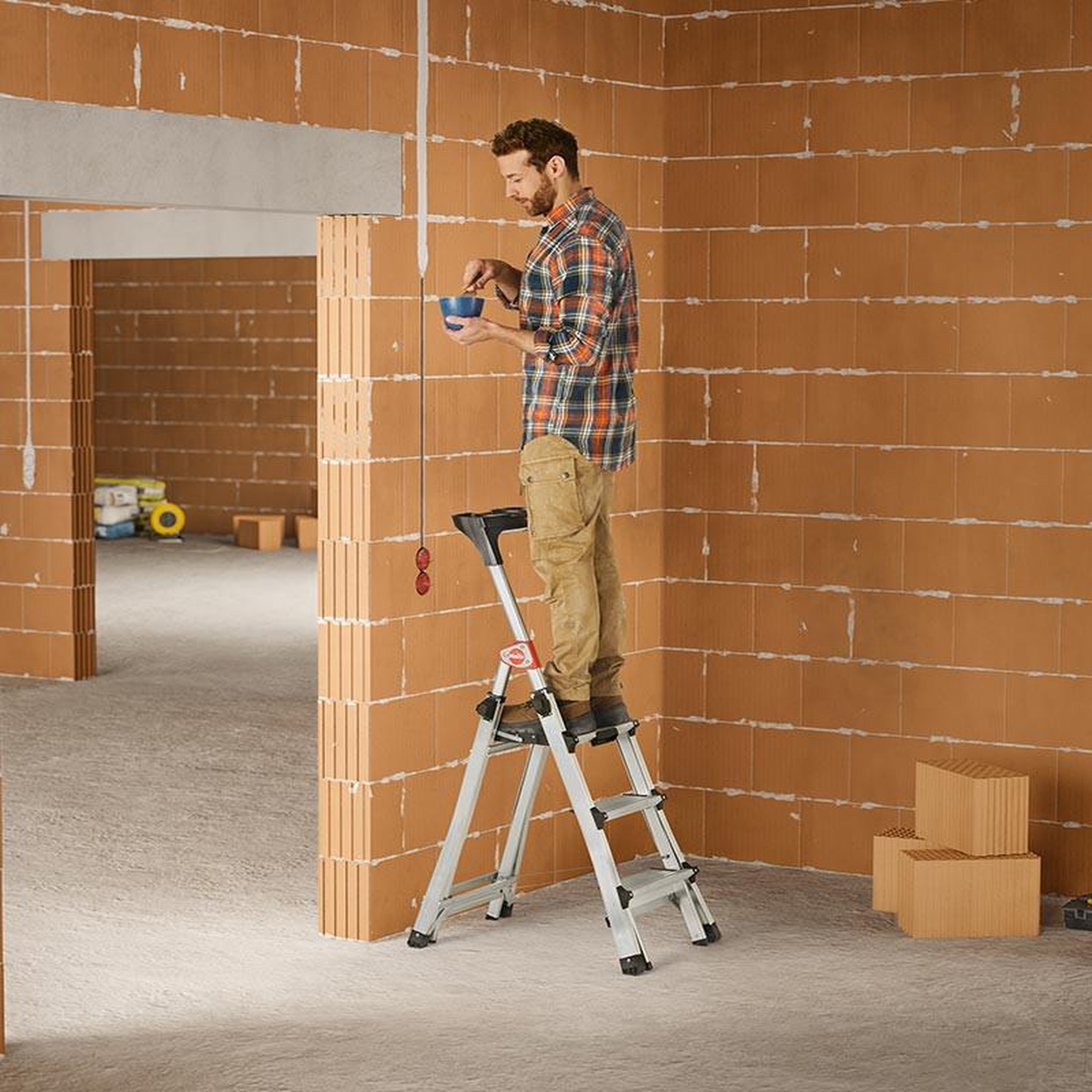 Voir la diapositive 3 : HAILO Escabeau professionnel télescopique 3m adapté aux escaliers hailo tl100
