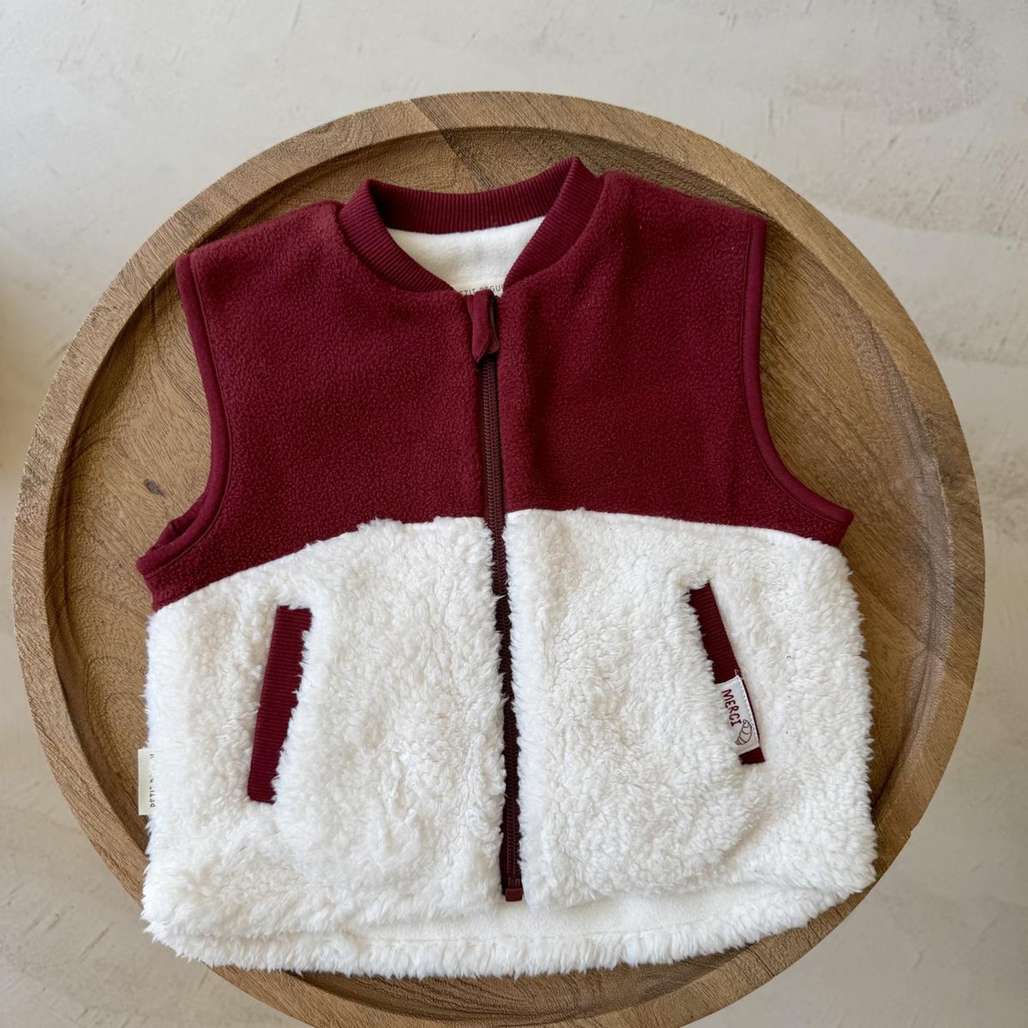Voir la diapositive 6 : PETIT BEGUIN Veste sans manches enfant en sherpa pistache